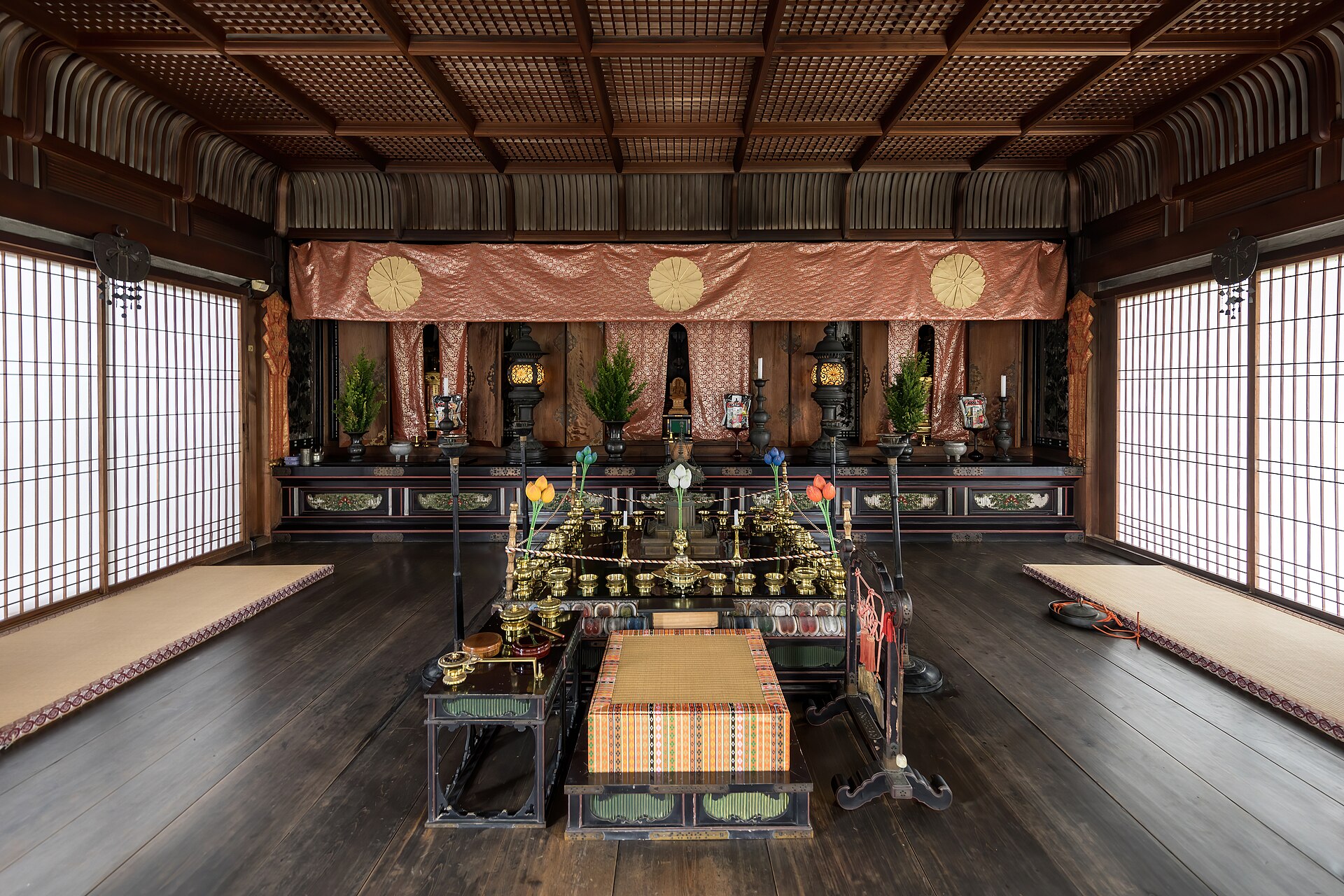 Interior view of the Buddhist temple Nhân Hòa Tự - Linh Minh Điện Ninna-ji Kyoto Japan