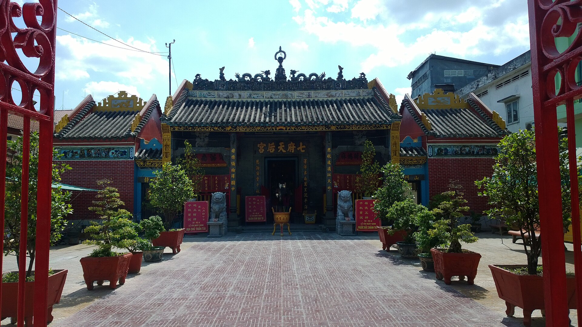 Chua Thien Hau, TpSadec, Dongthap, Vietnam - panoramio