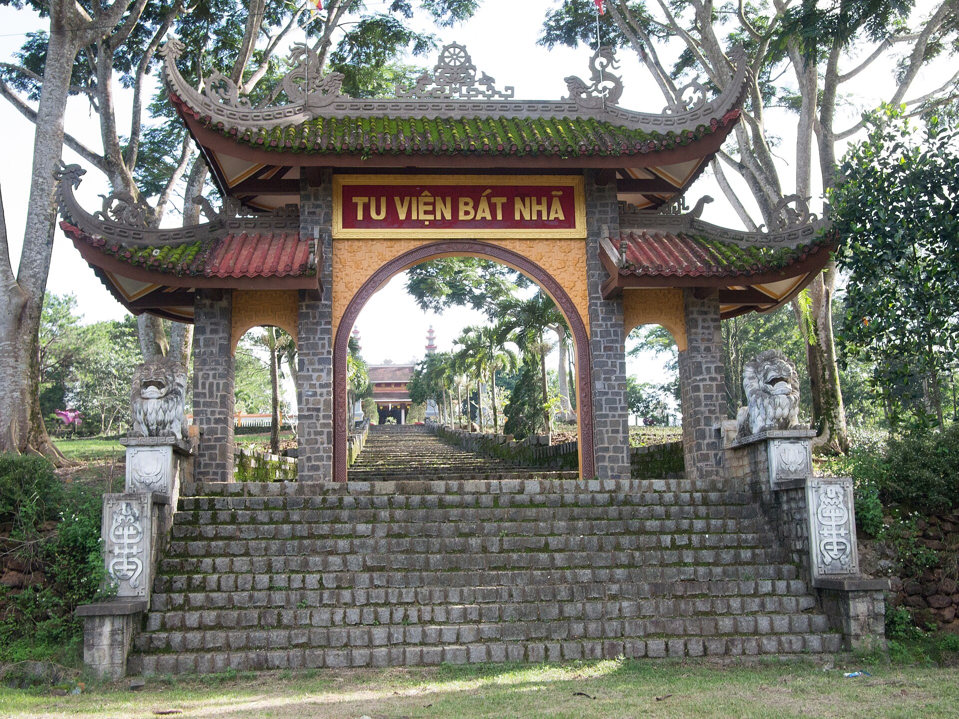Cổng vào tu viện Bát Nhã