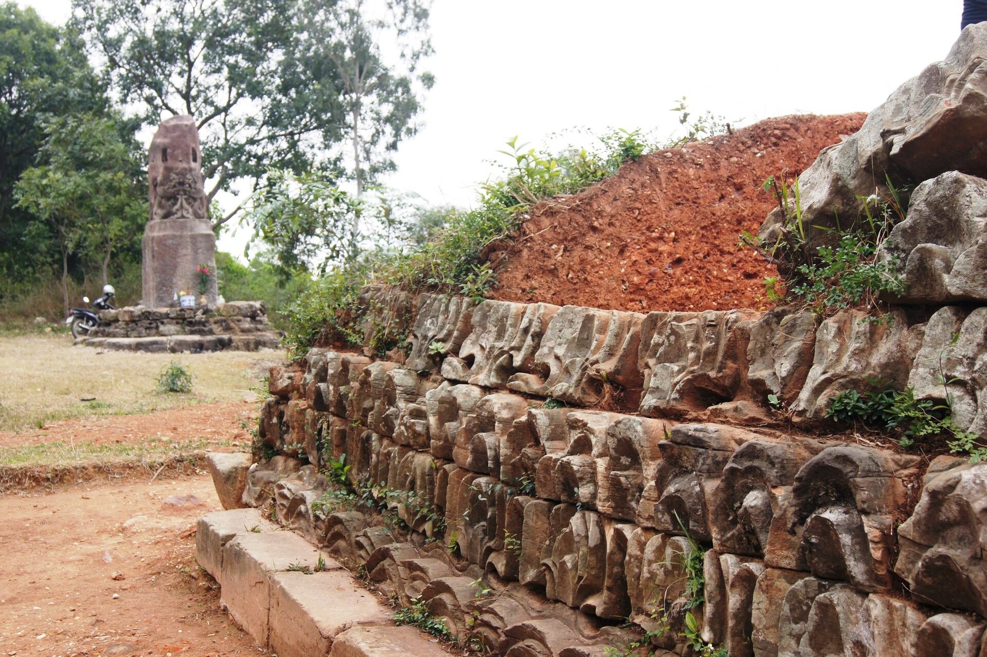 Dấu tích chân tháp chùa Dạm