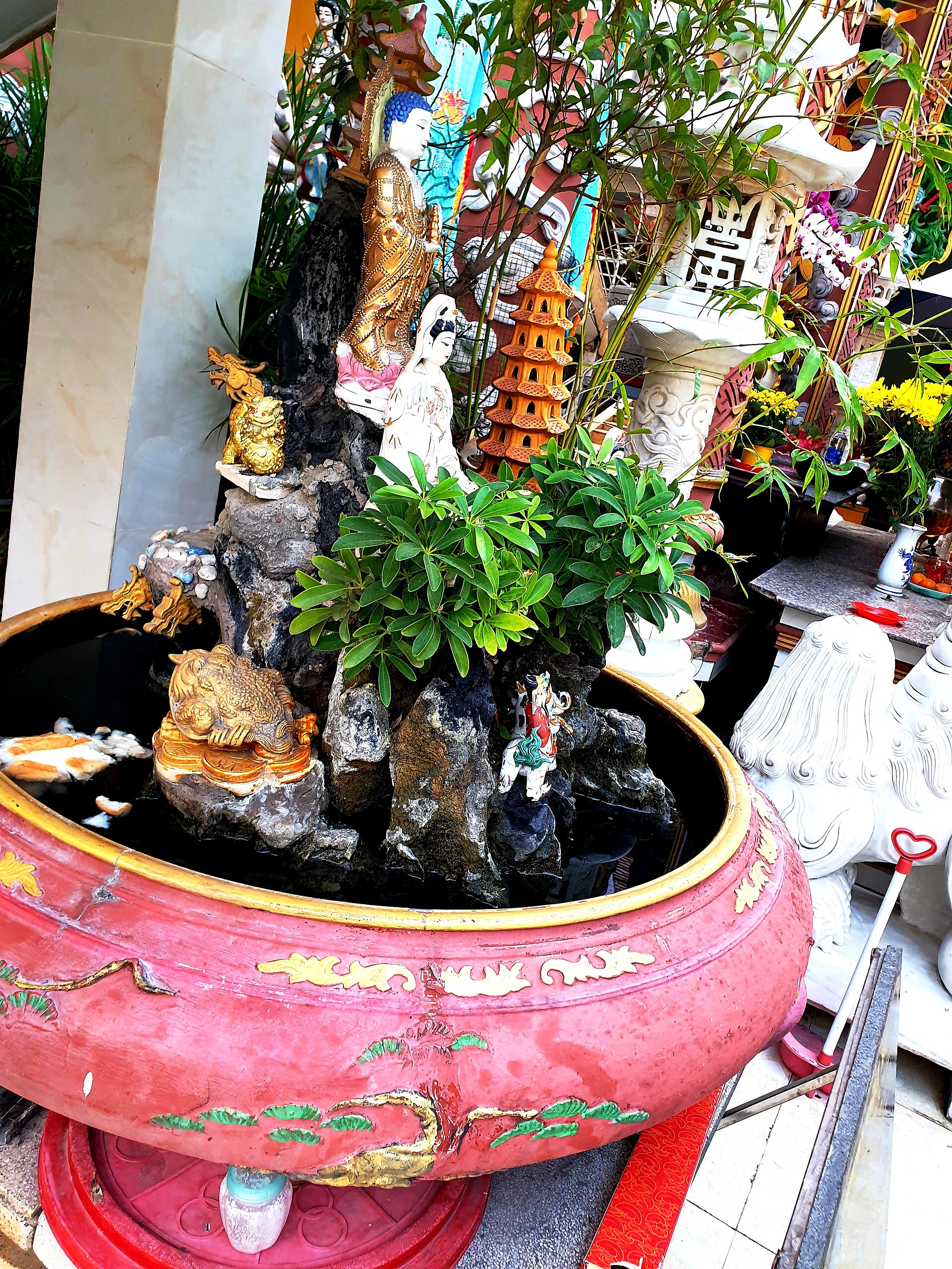 Chùa Vạn Phước, Bình Tân (hòn non bộ và Cóc ba chân), tháng 12 năm 2021 (4)