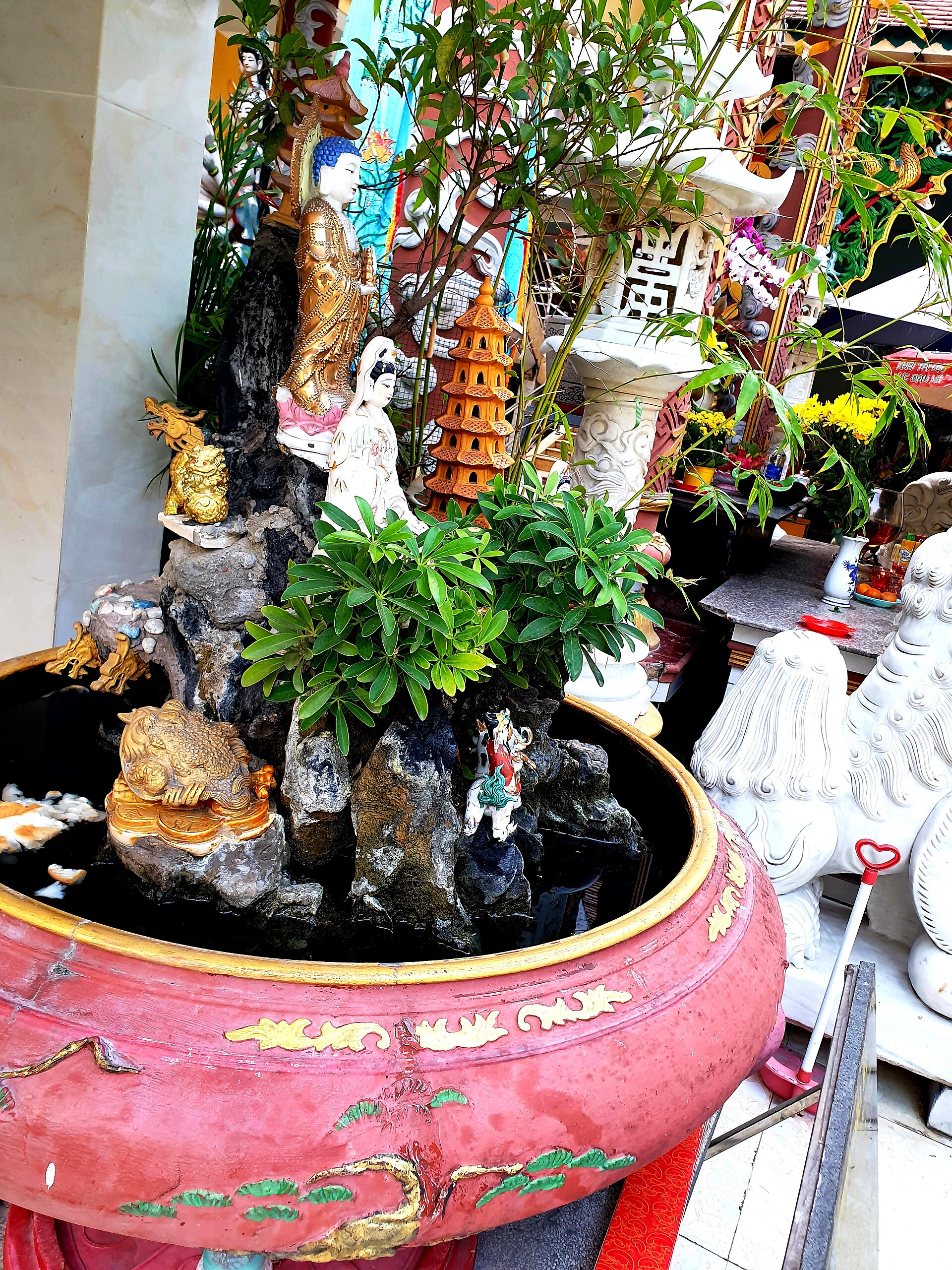 Chùa Vạn Phước, Bình Tân (hòn non bộ và Cóc ba chân), tháng 12 năm 2021 (5)