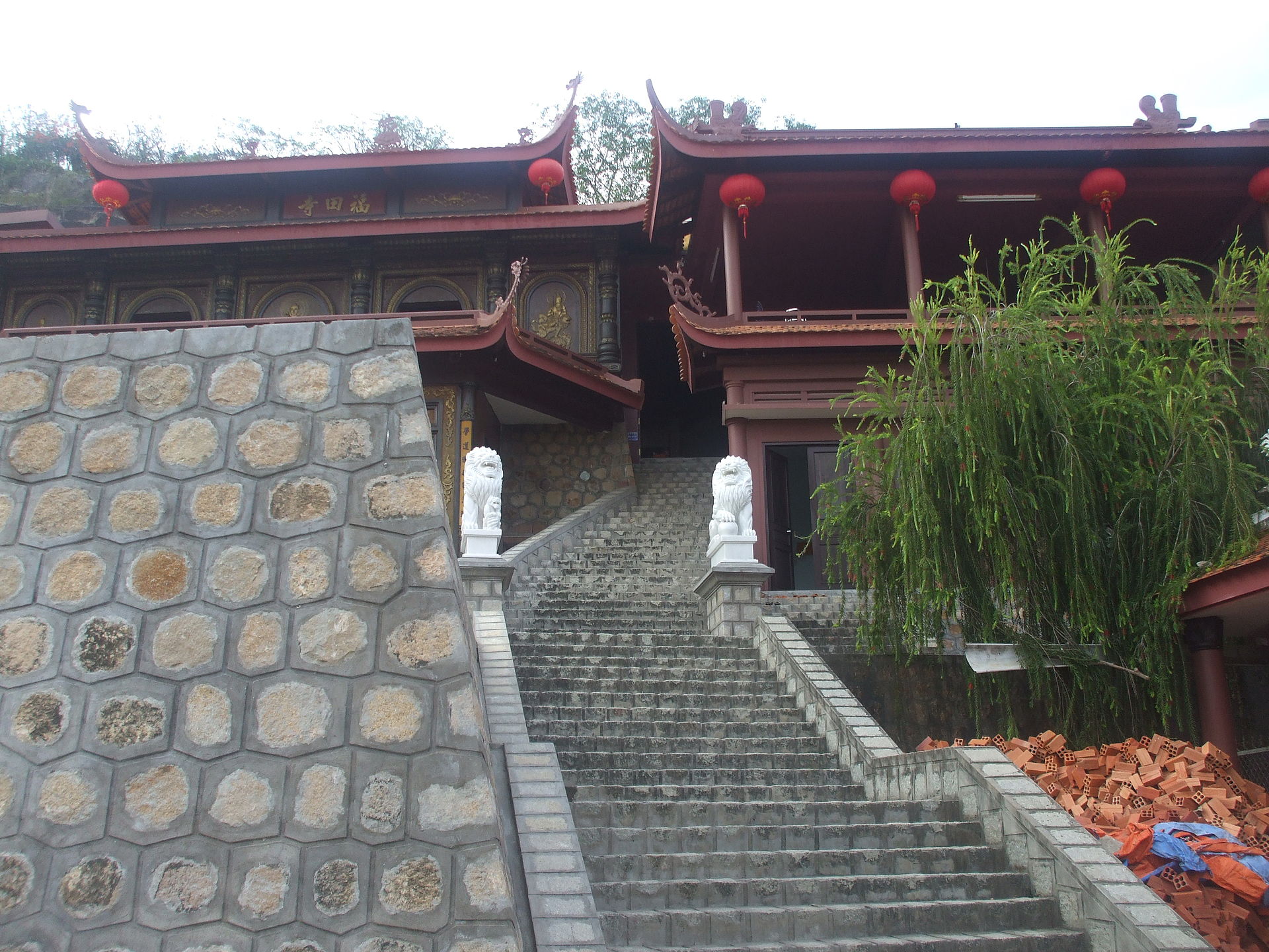 Chùa Hang