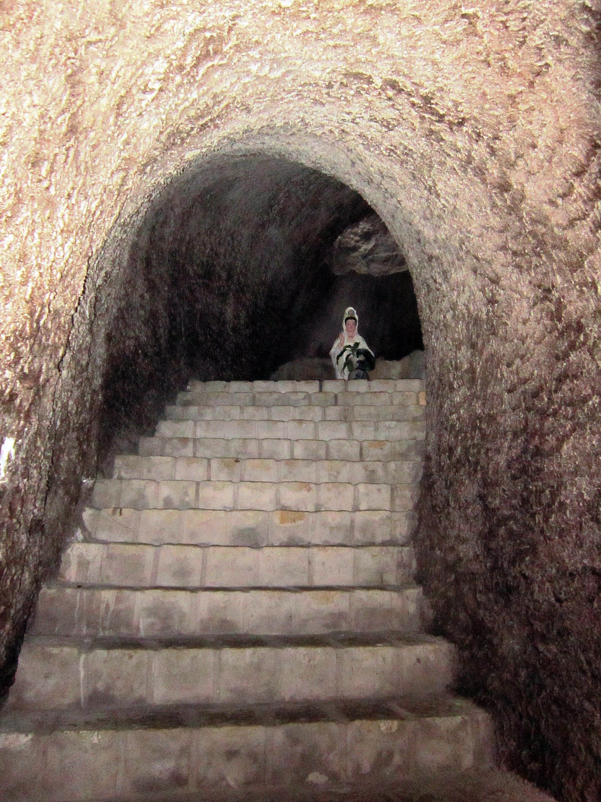 Một hang núi bên trong chùa Hang