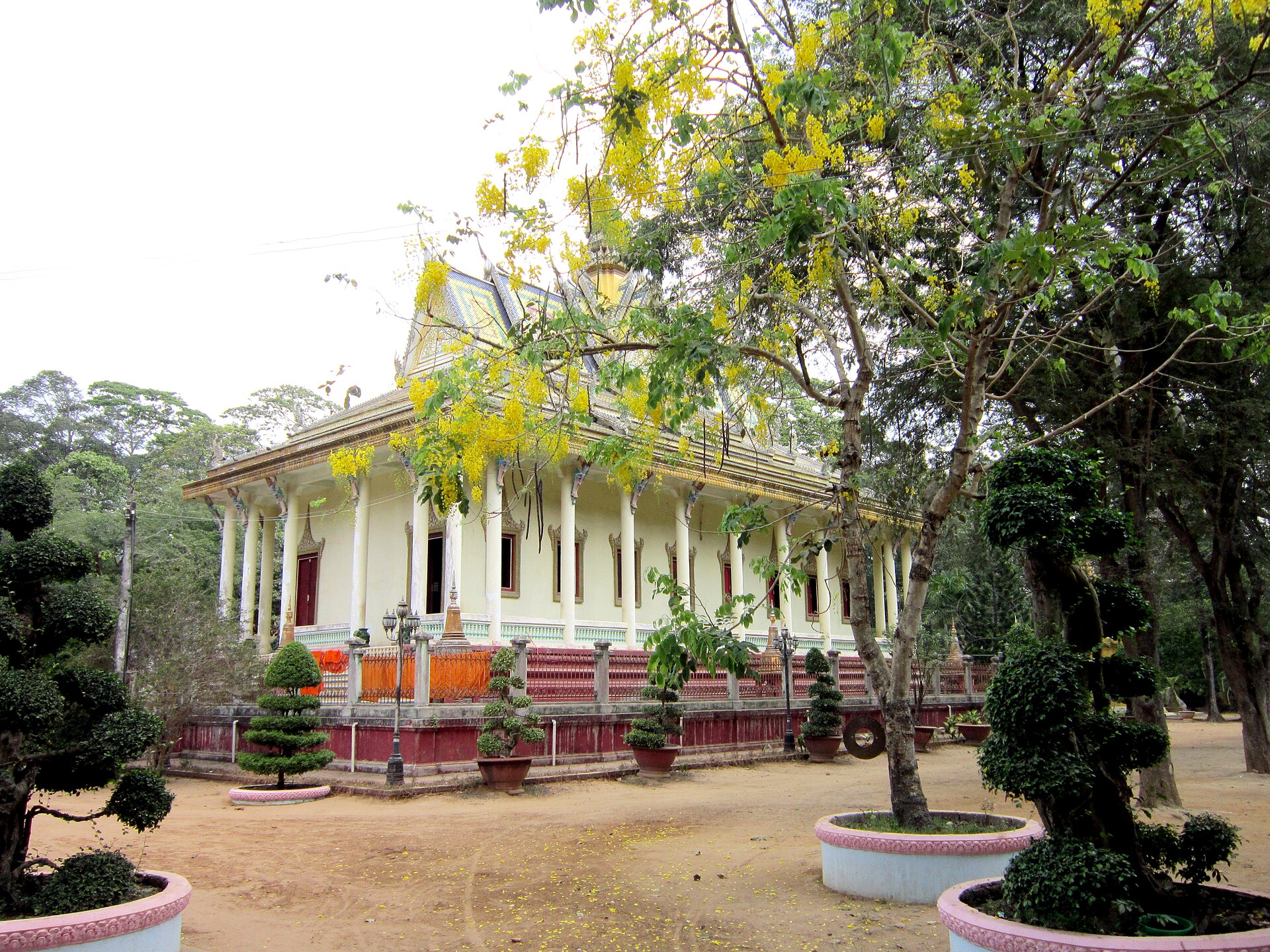 Chính điện chùa Hang (Trà Vinh)