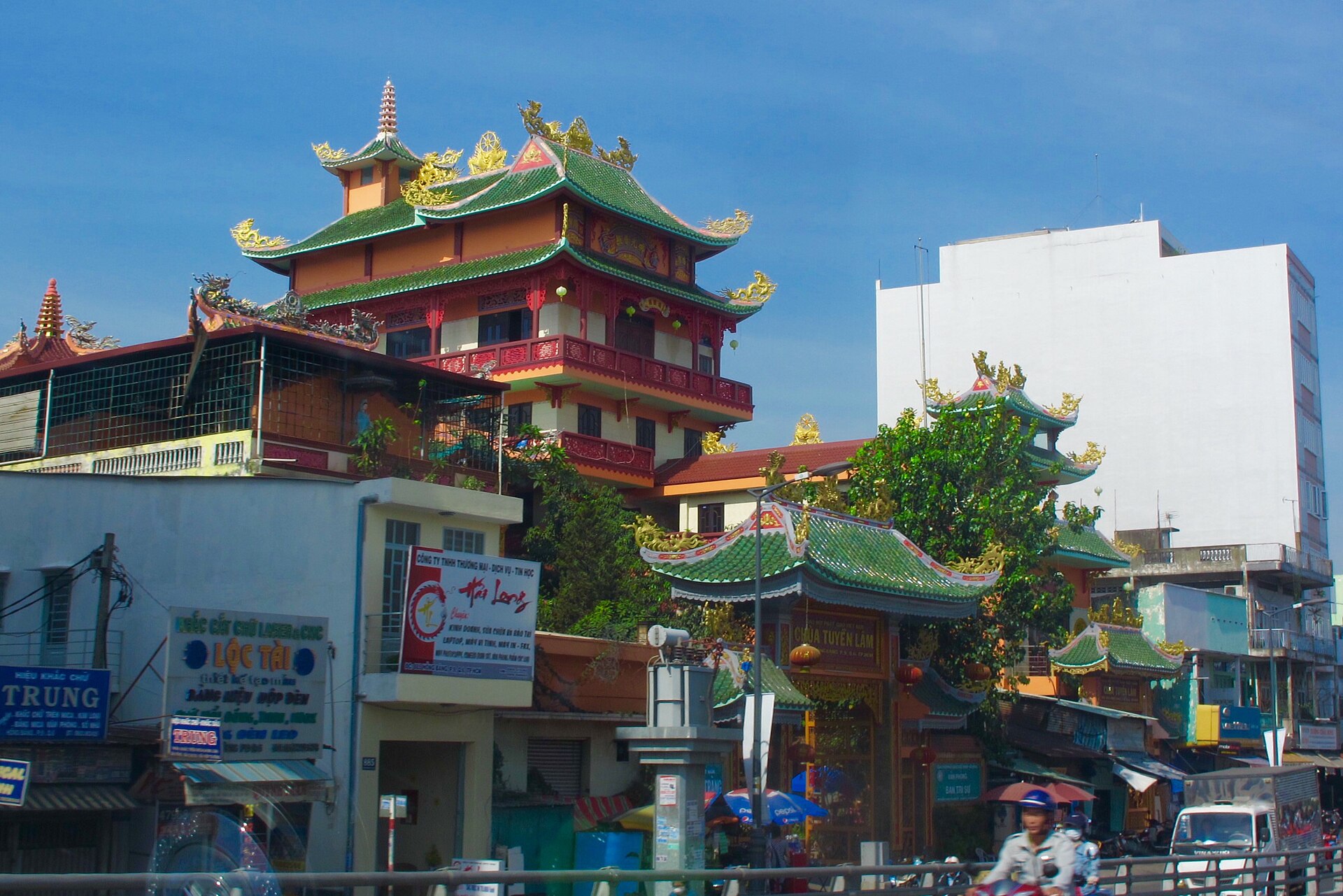 Chua HUe lam, duong Hong Bang, phuong 2, Quận 11, TPHCM, Việt Nam - panoramio