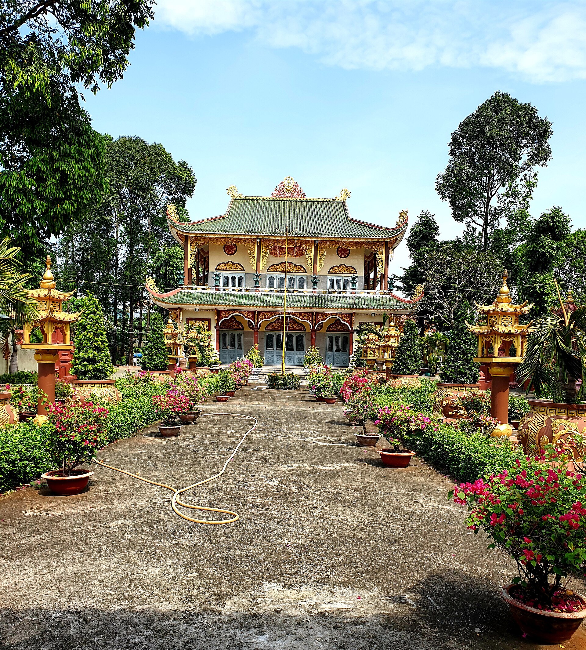 Chùa Huê Nghiêm ở Thủ Đức, tháng 12 năm 2021 (chính diện) (5)