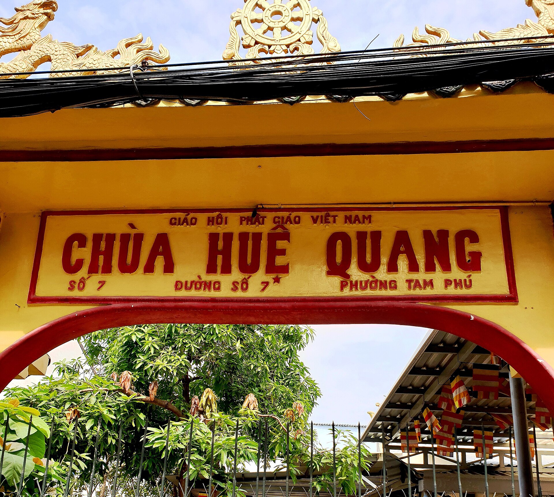 Chùa Huệ Quang ở Thủ Đức, tháng 12 năm 2021 (cổng) (1)