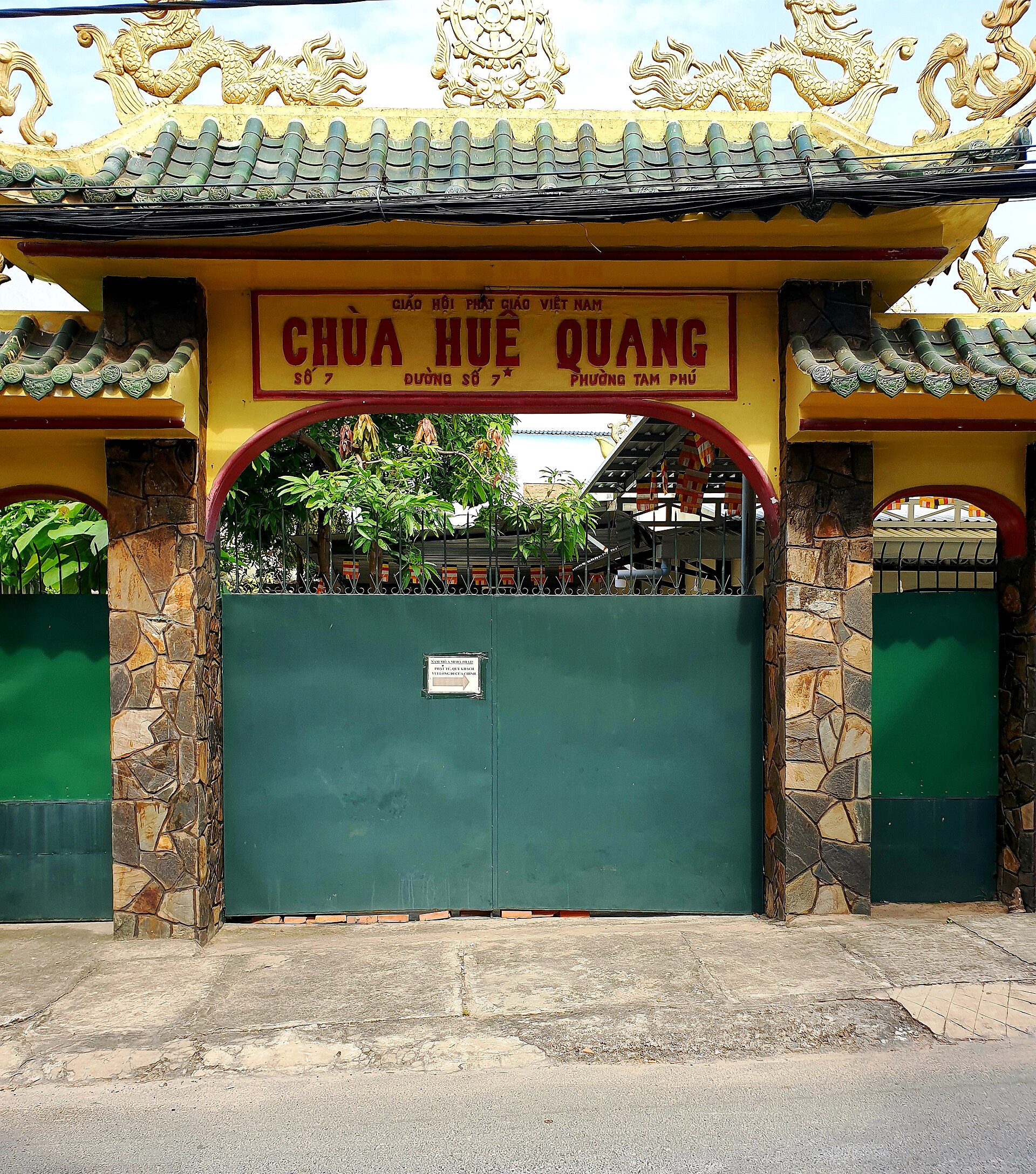Chùa Huệ Quang ở Thủ Đức, tháng 12 năm 2021 (cổng) (3)