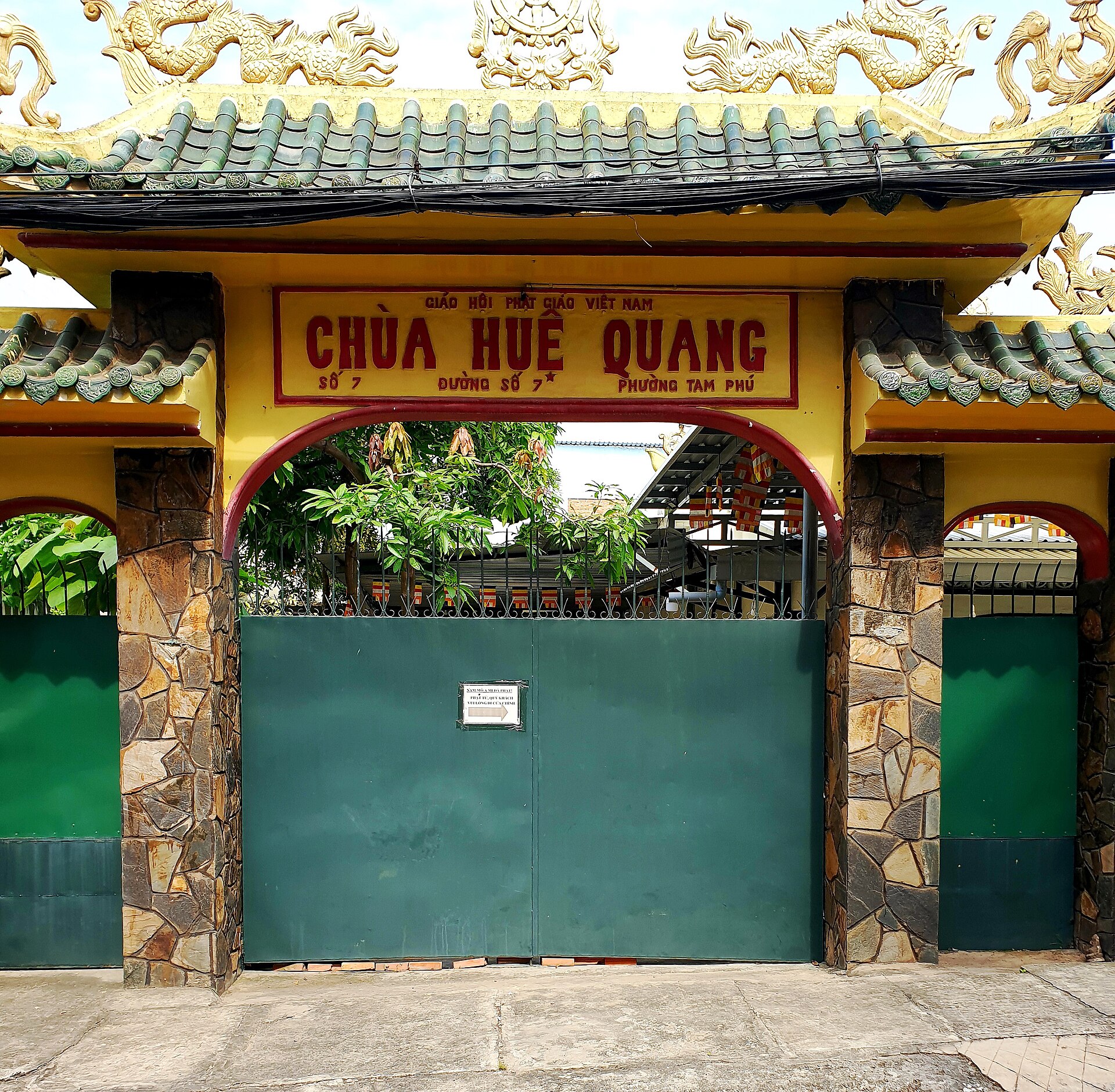 Chùa Huệ Quang ở Thủ Đức, tháng 12 năm 2021 (cổng) (2)