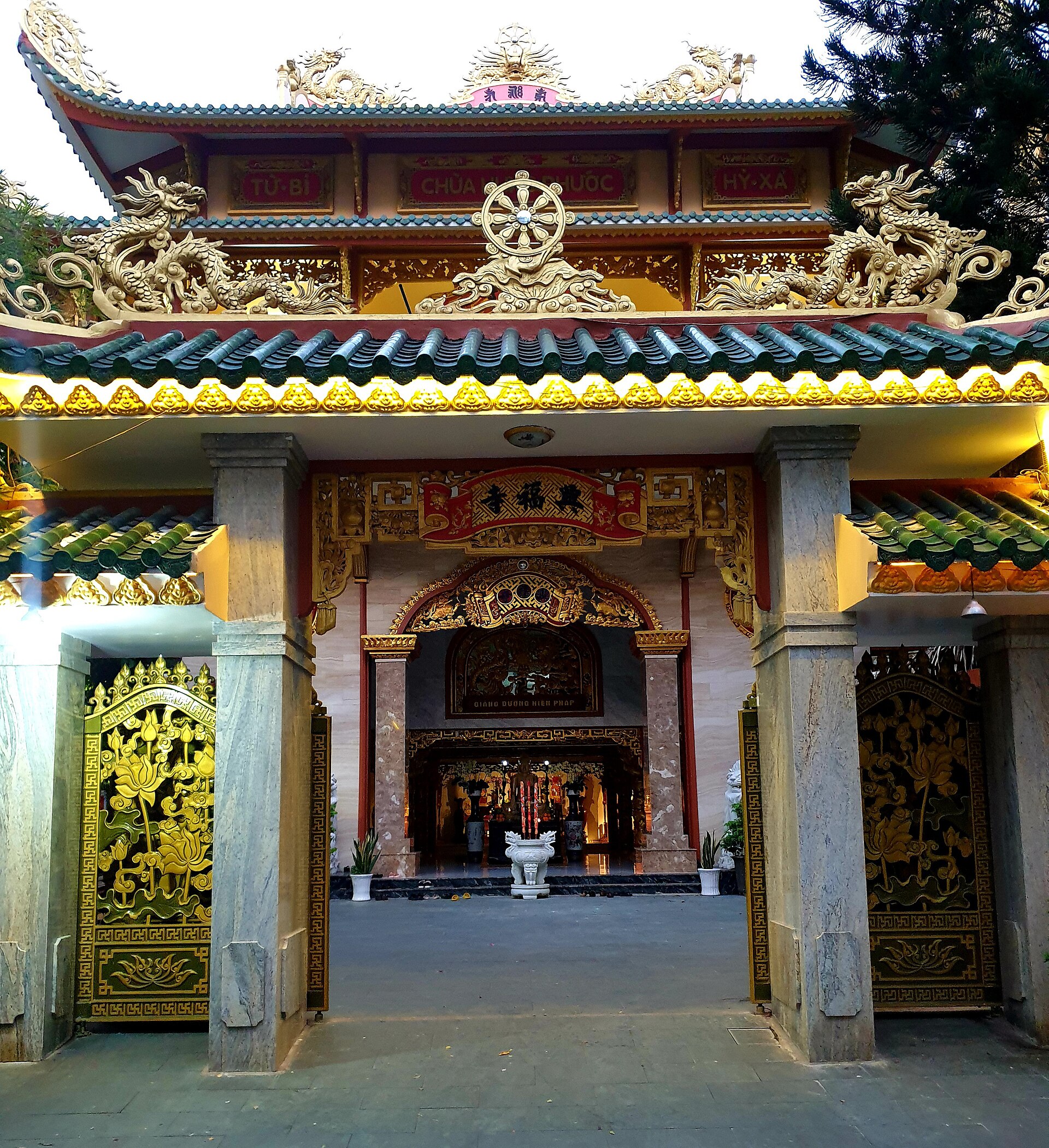 Chùa Hưng Phước, CMT8, Quận 3, tháng 12 năm 2021 (cổng chùa) (2)