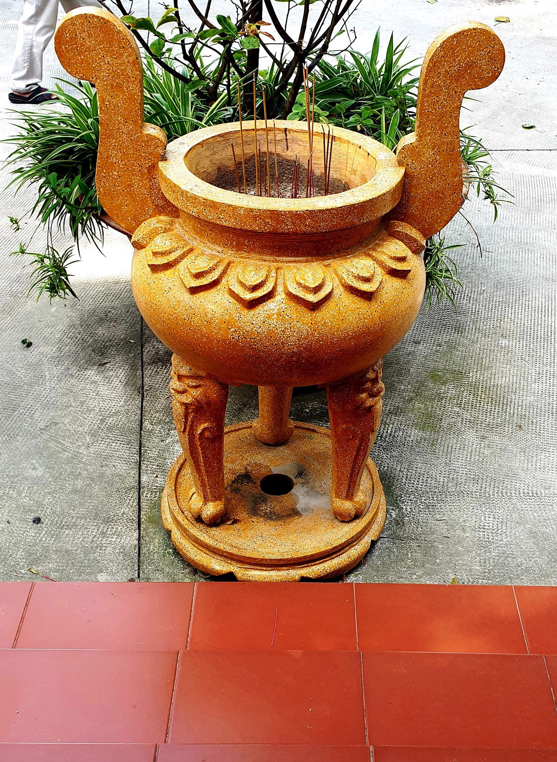 Chùa Phụng Sơn, tháng 01 năm 2022 (lư hương sơn vàng) (1)