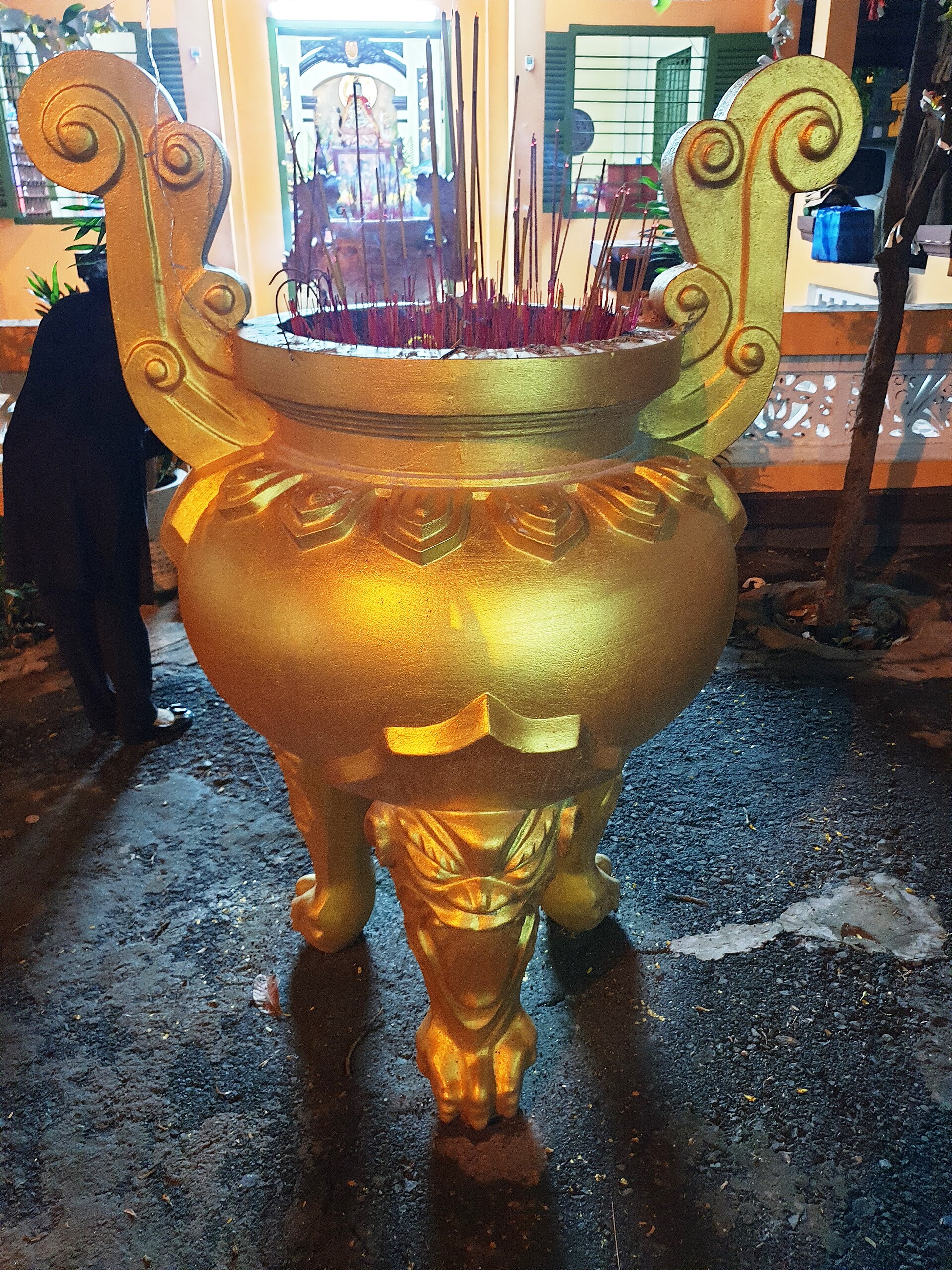 Chùa Giác Lâm (lư hương sơn màu vàng), tháng 4 năm 2021 (2)