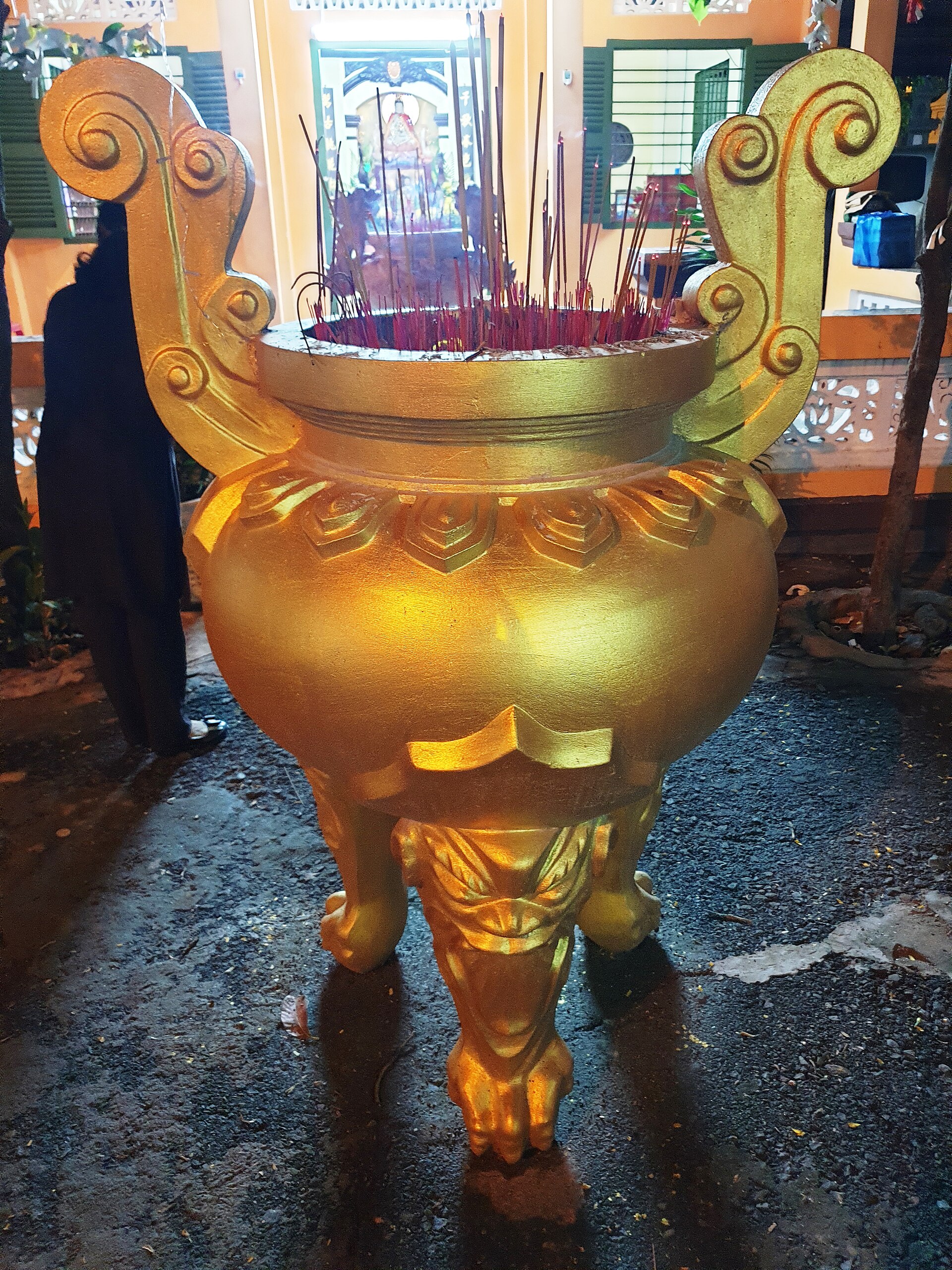 Chùa Giác Lâm (lư hương sơn màu vàng), tháng 4 năm 2021 (3)