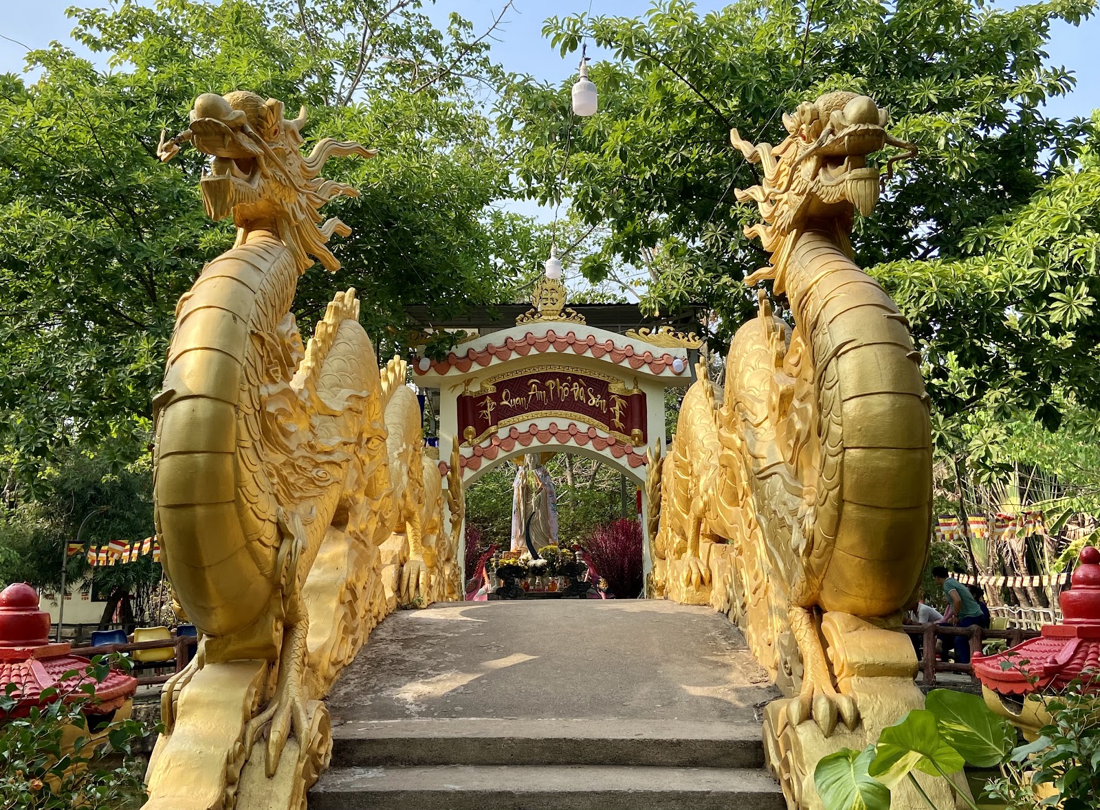 Chùa Huyền Trang (Chùa Lá)