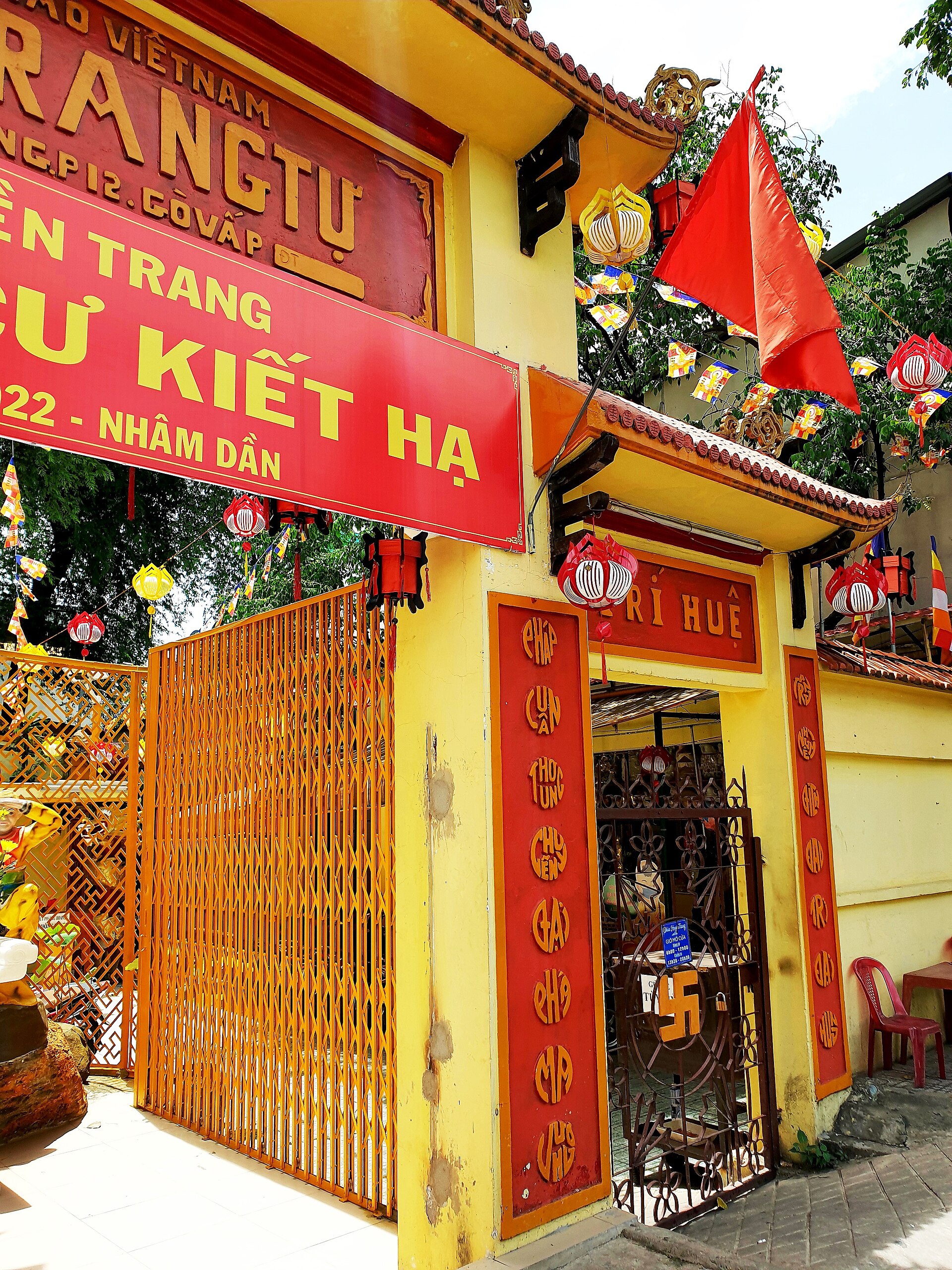 Huyền Trang tự Gò Vấp (cổng chùa, nhìn bên) (1)