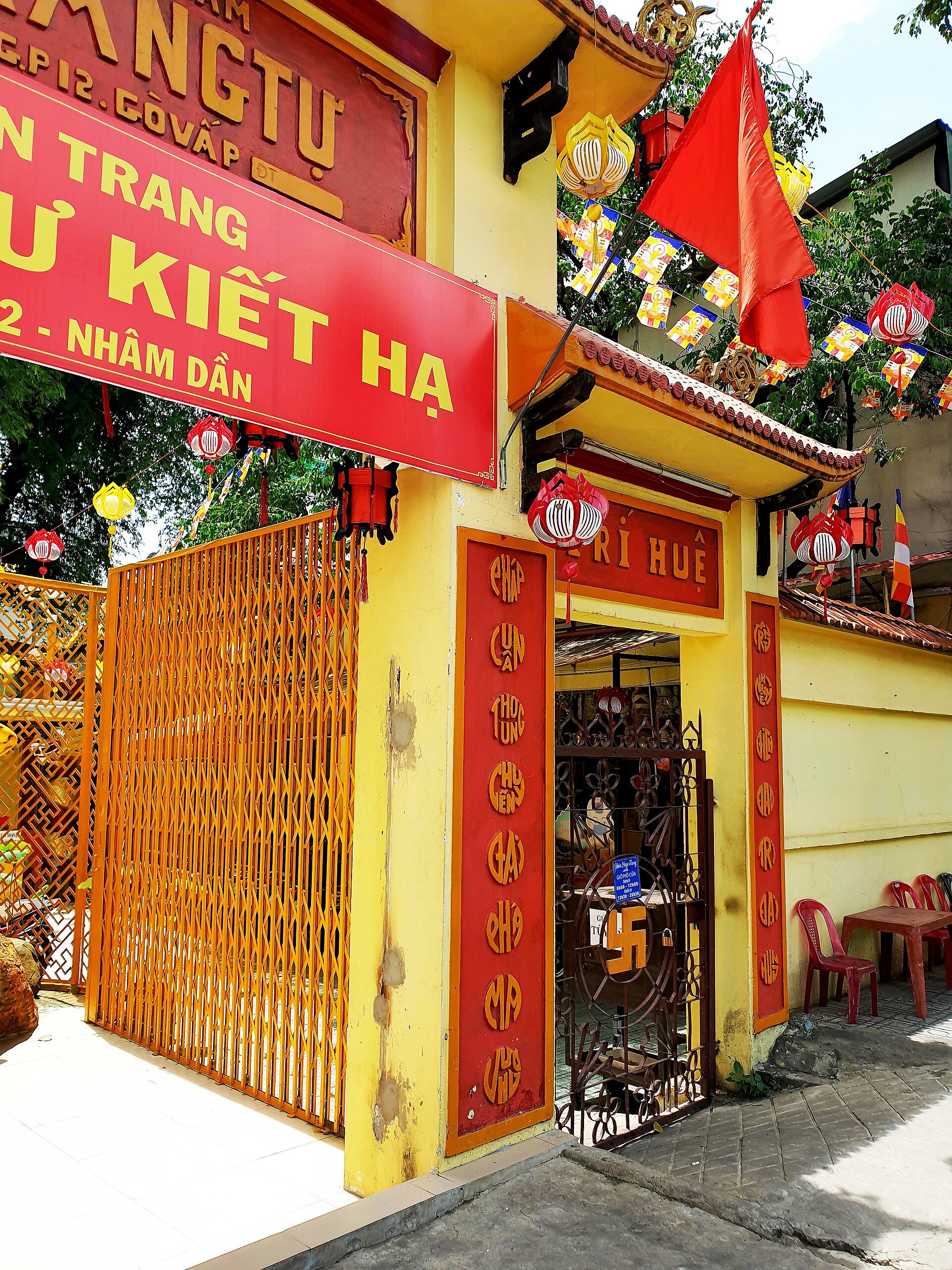 Huyền Trang tự Gò Vấp (cổng chùa, nhìn bên) (2)
