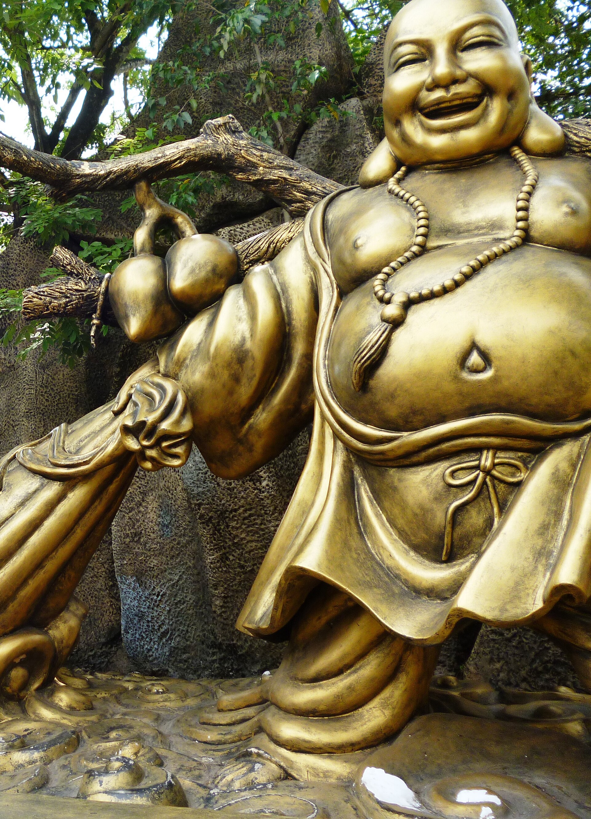 Suối Tiên năm 2012, tượng ông Phật bụng bự kéo bao kim tiền