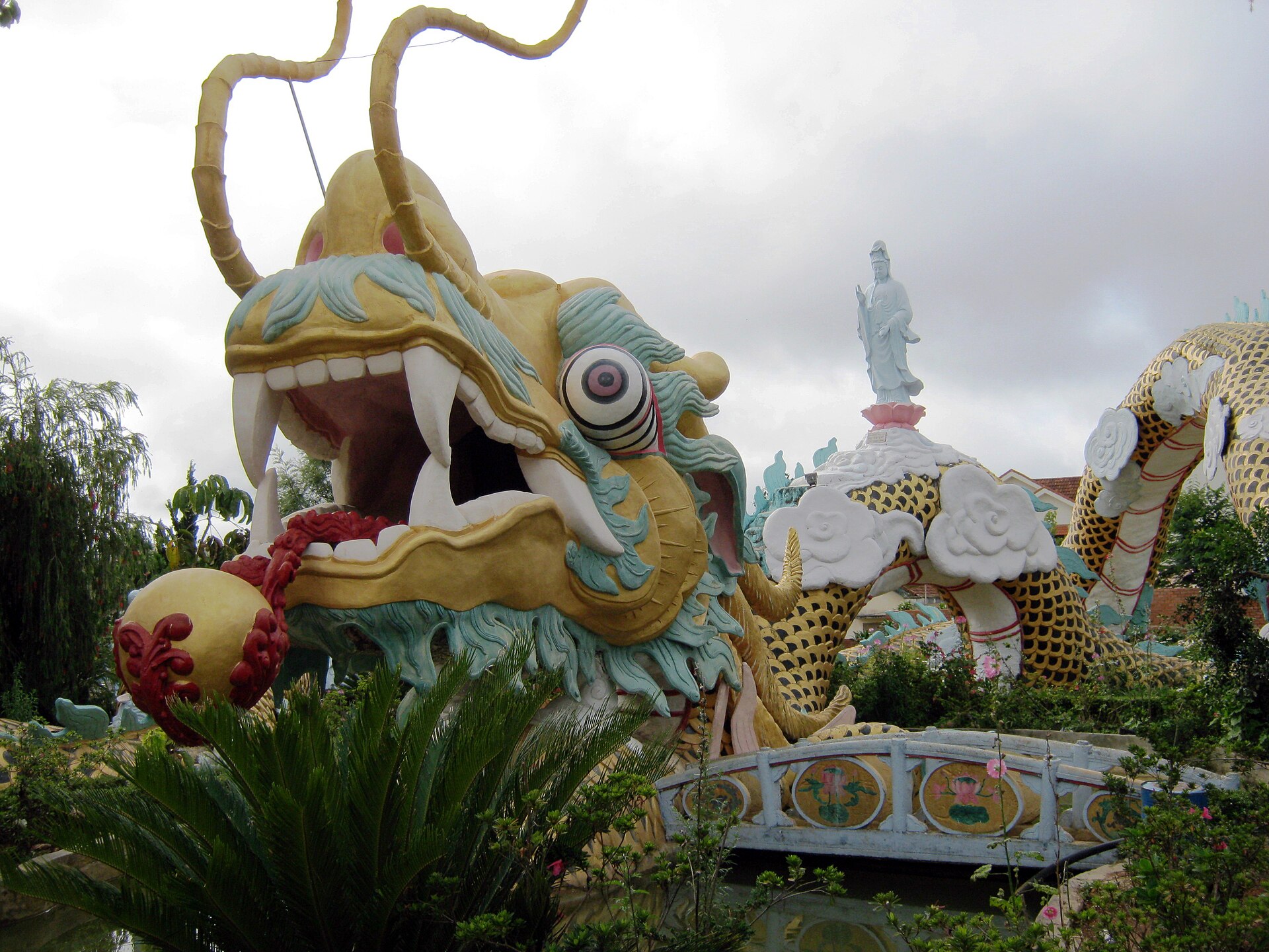 Rồng chùa Linh Quang