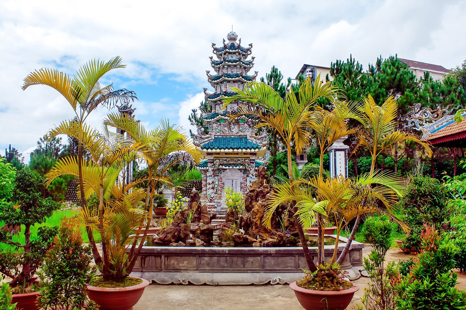 Tháp mộ chùa Linh Sơn