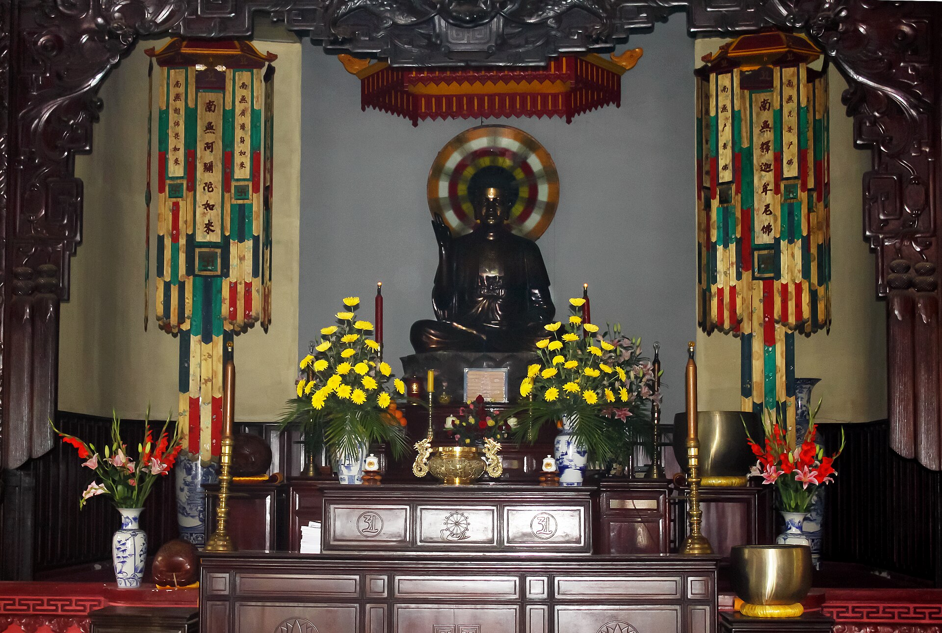 Phật trong chùa Linh Sơn