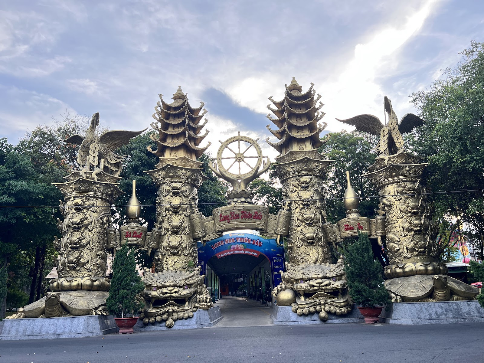 Chùa Long Hoa Thiên Bảo