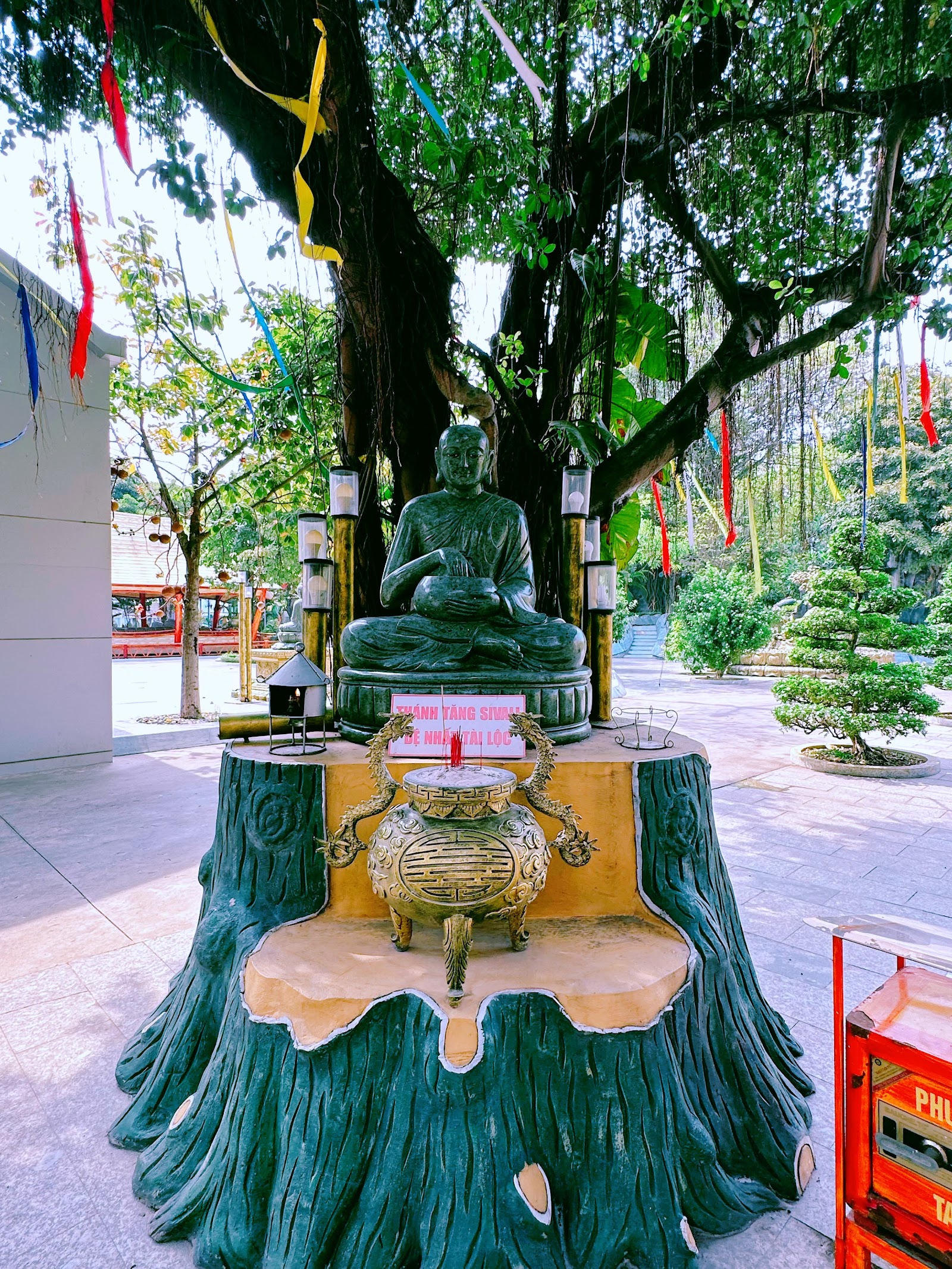 Chùa Long Hoa Thiên Bảo