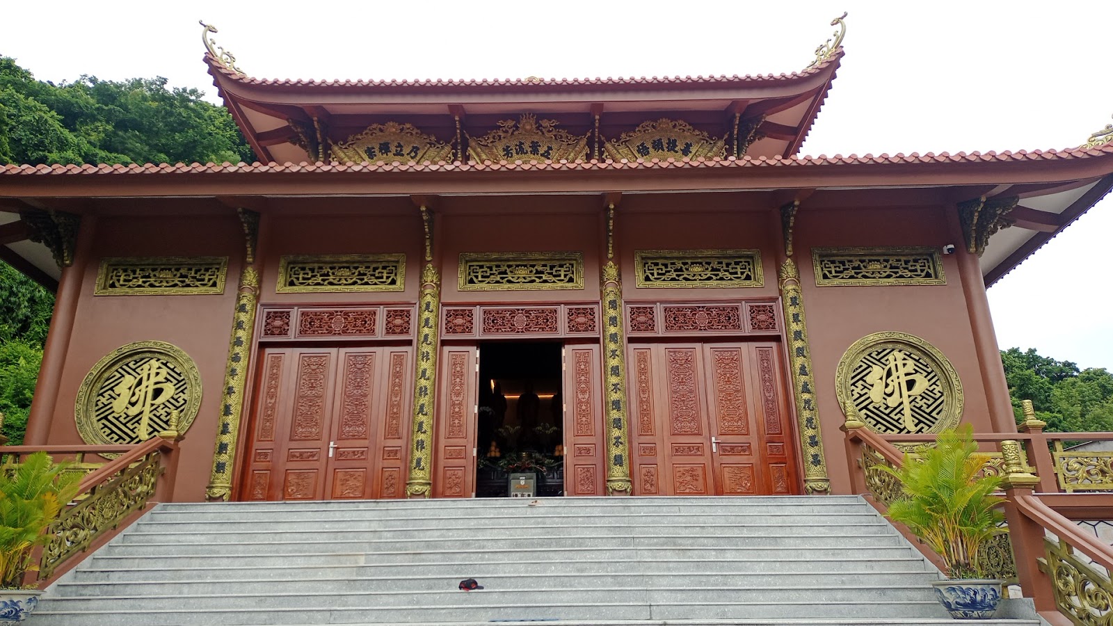 Chùa Năm Căn Cổ Tự