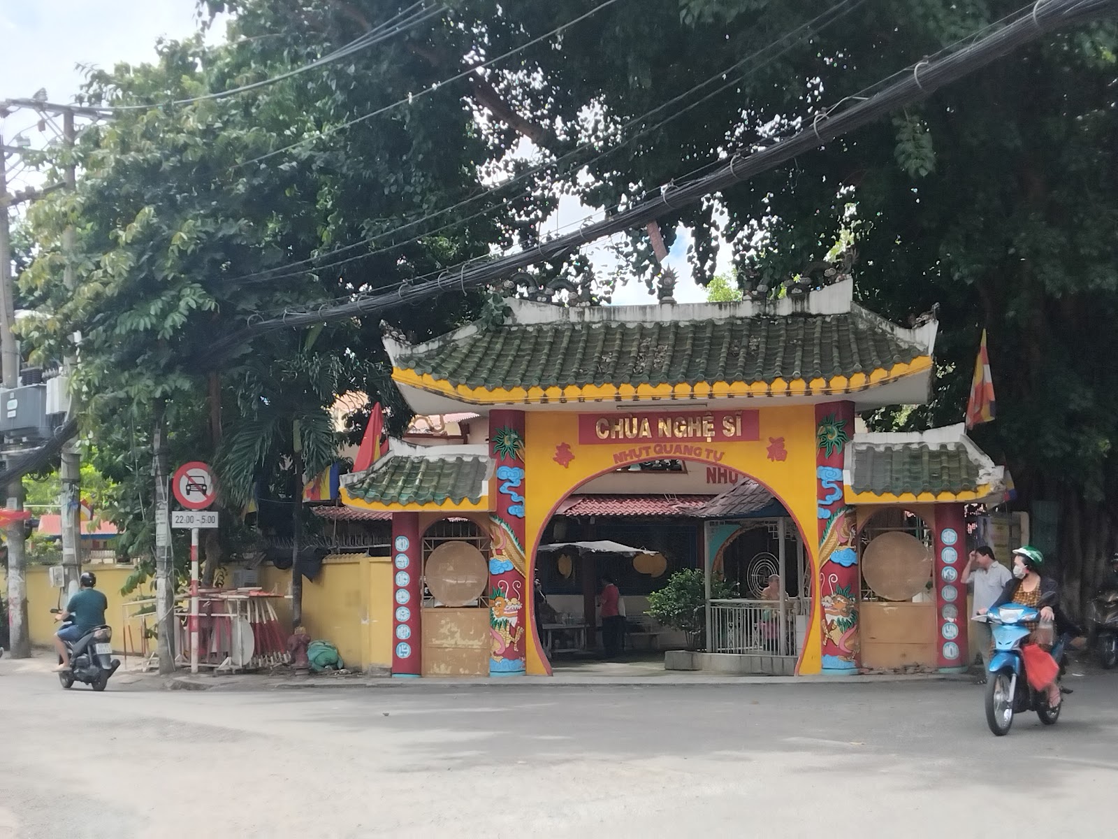 Nghĩa trang & Chùa Nghệ Sĩ
