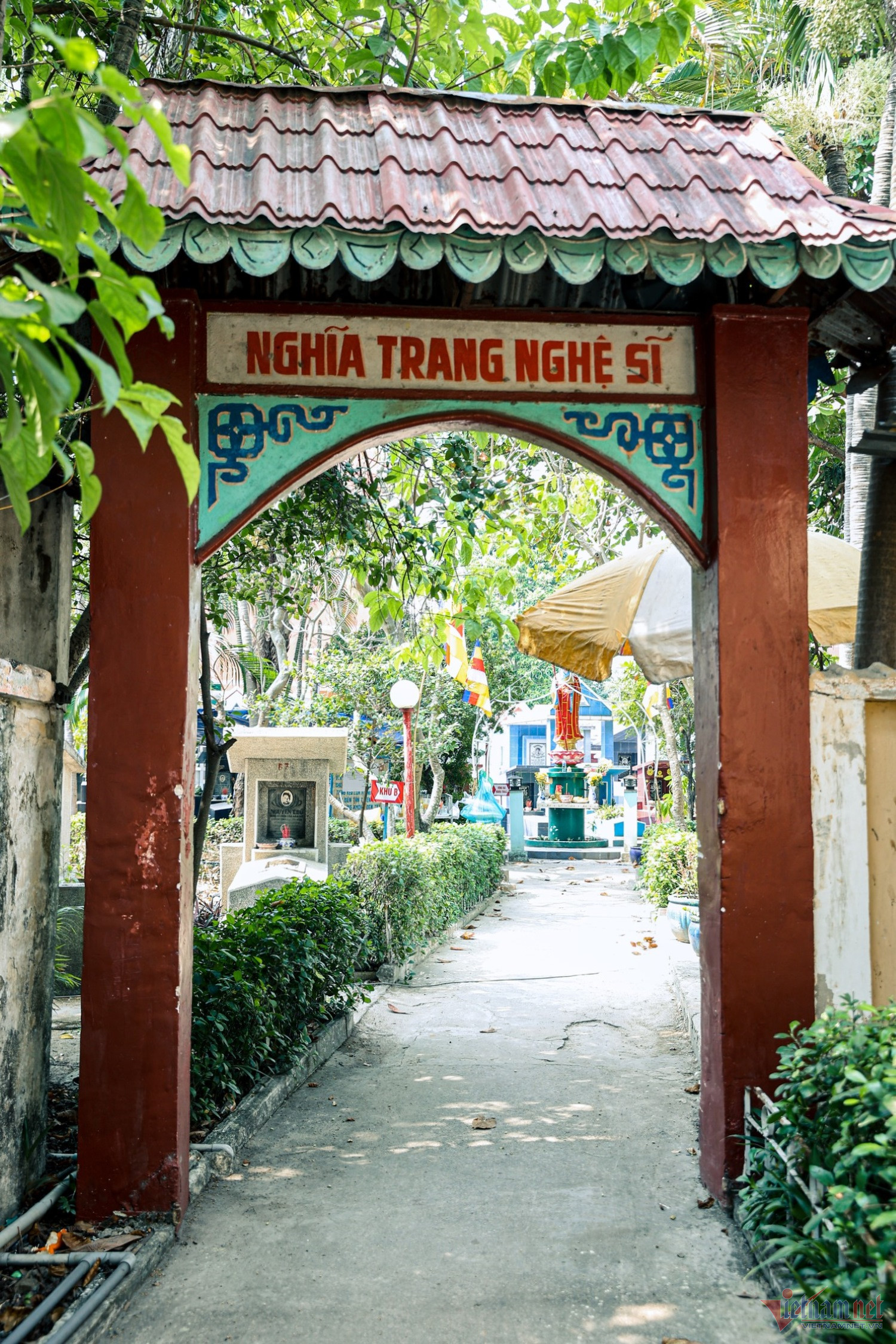 Nghĩa trang & Chùa Nghệ Sĩ