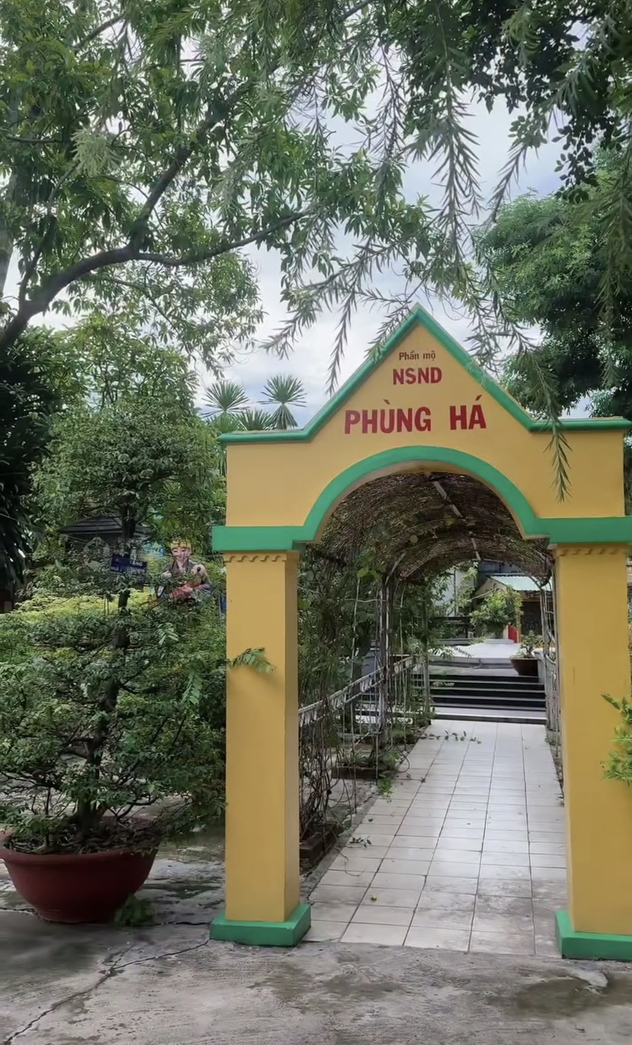 Nghĩa trang & Chùa Nghệ Sĩ