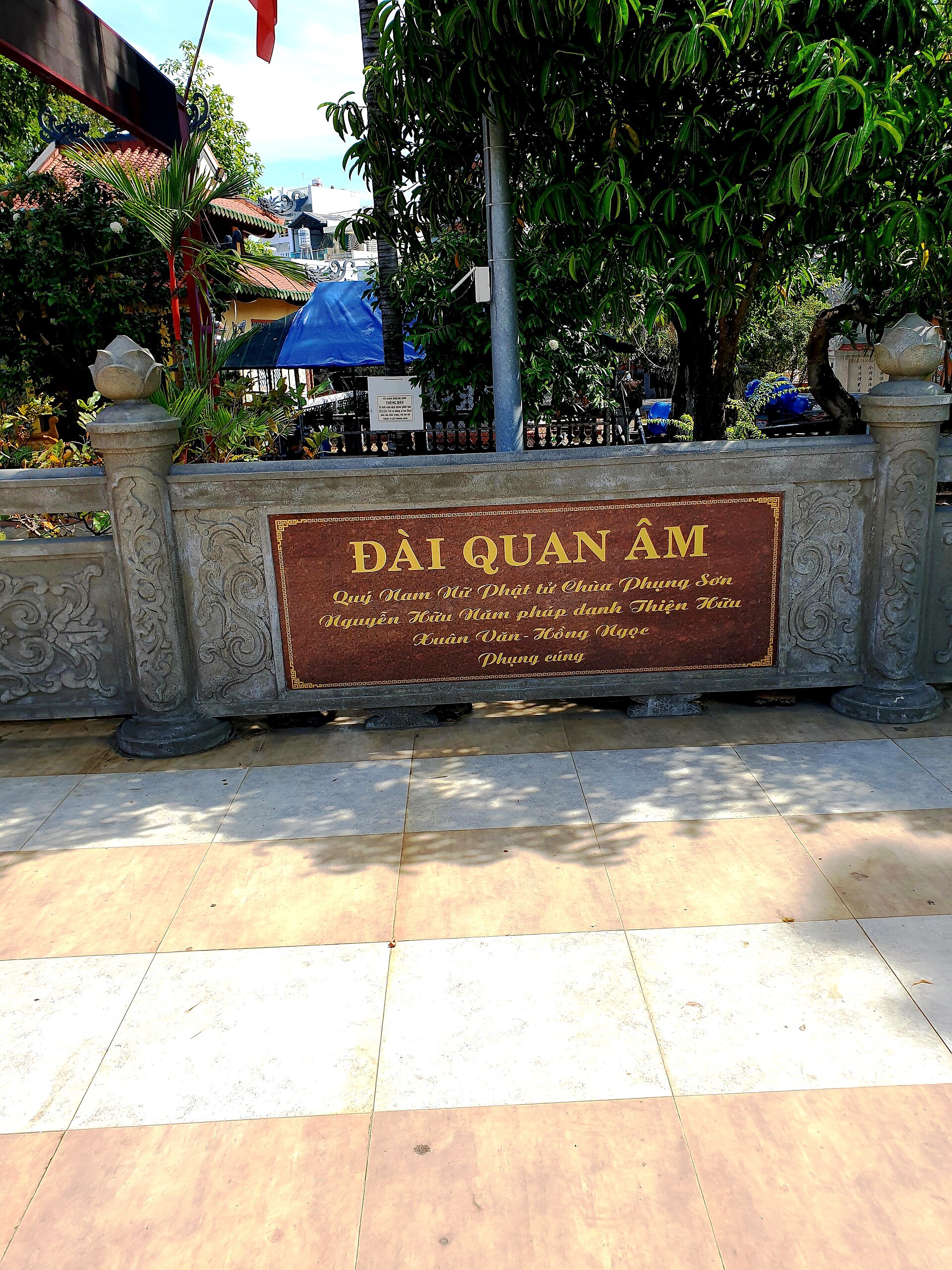 Chùa Phụng Sơn, tháng 01 năm 2022 (Đài Quan Âm, bảng hiệu)