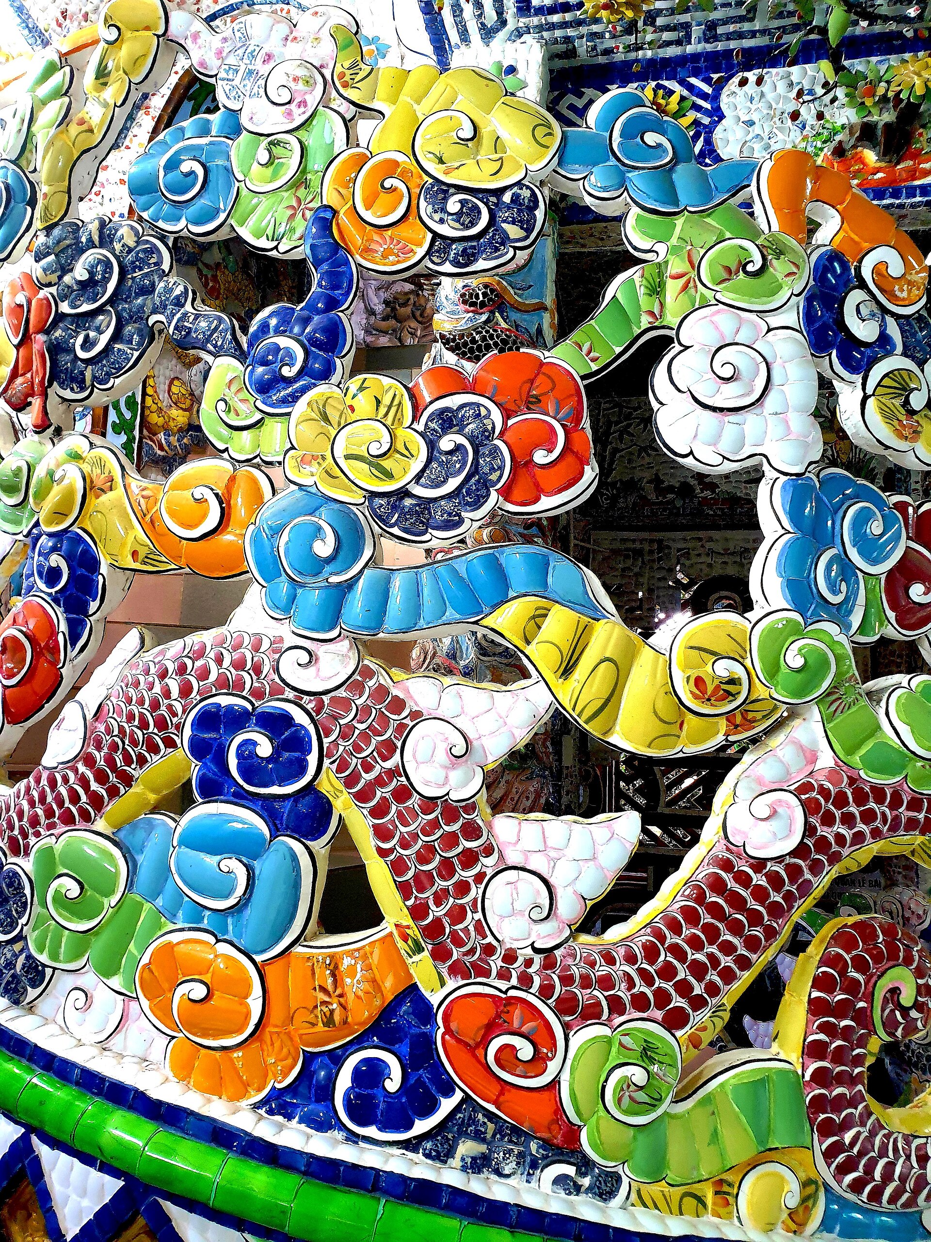 Chùa Linh Phước (hoa văn khảm sành sứ) (2)
