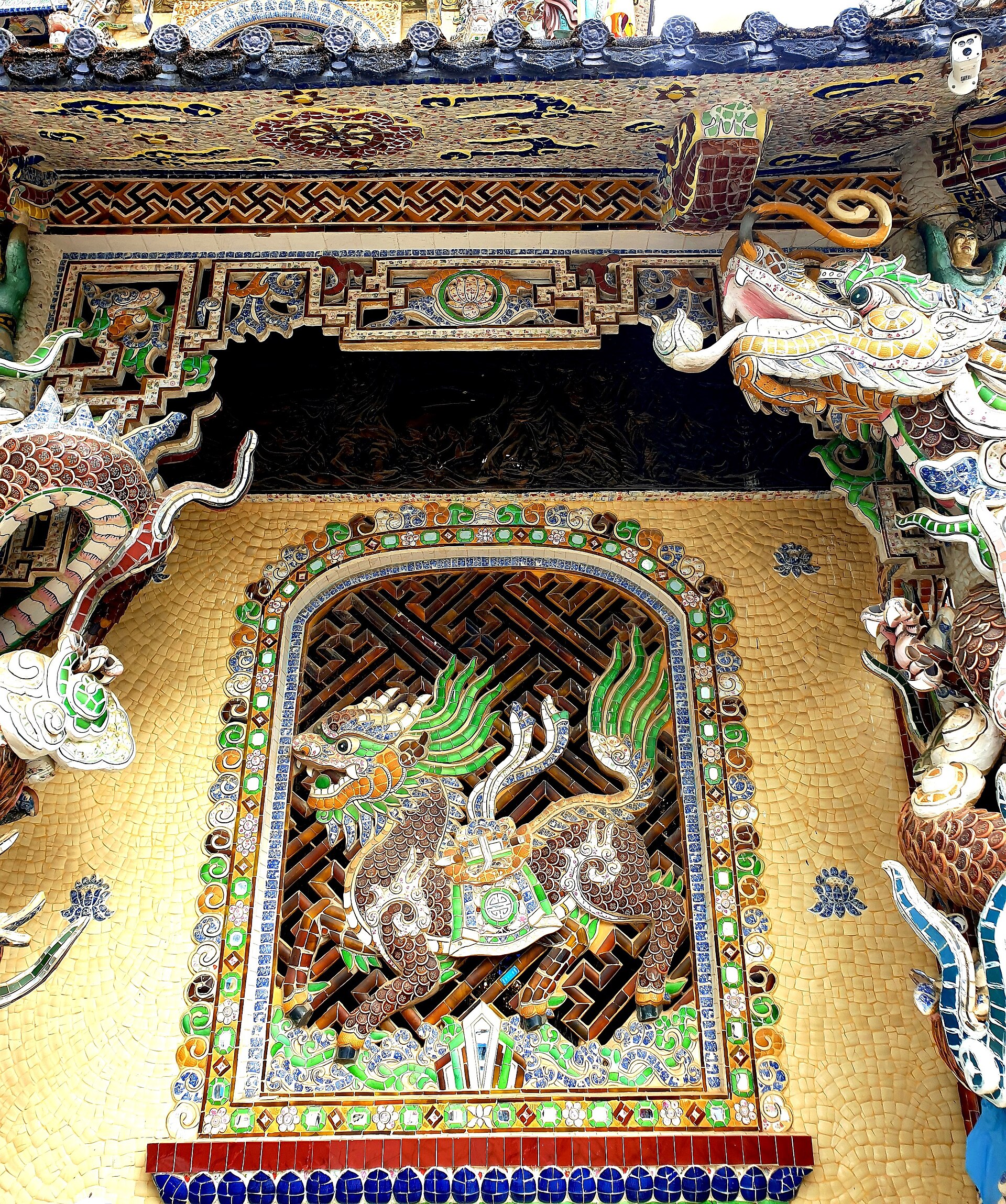 Chùa Linh Phước (Long mã khảm sành sứ) (2)