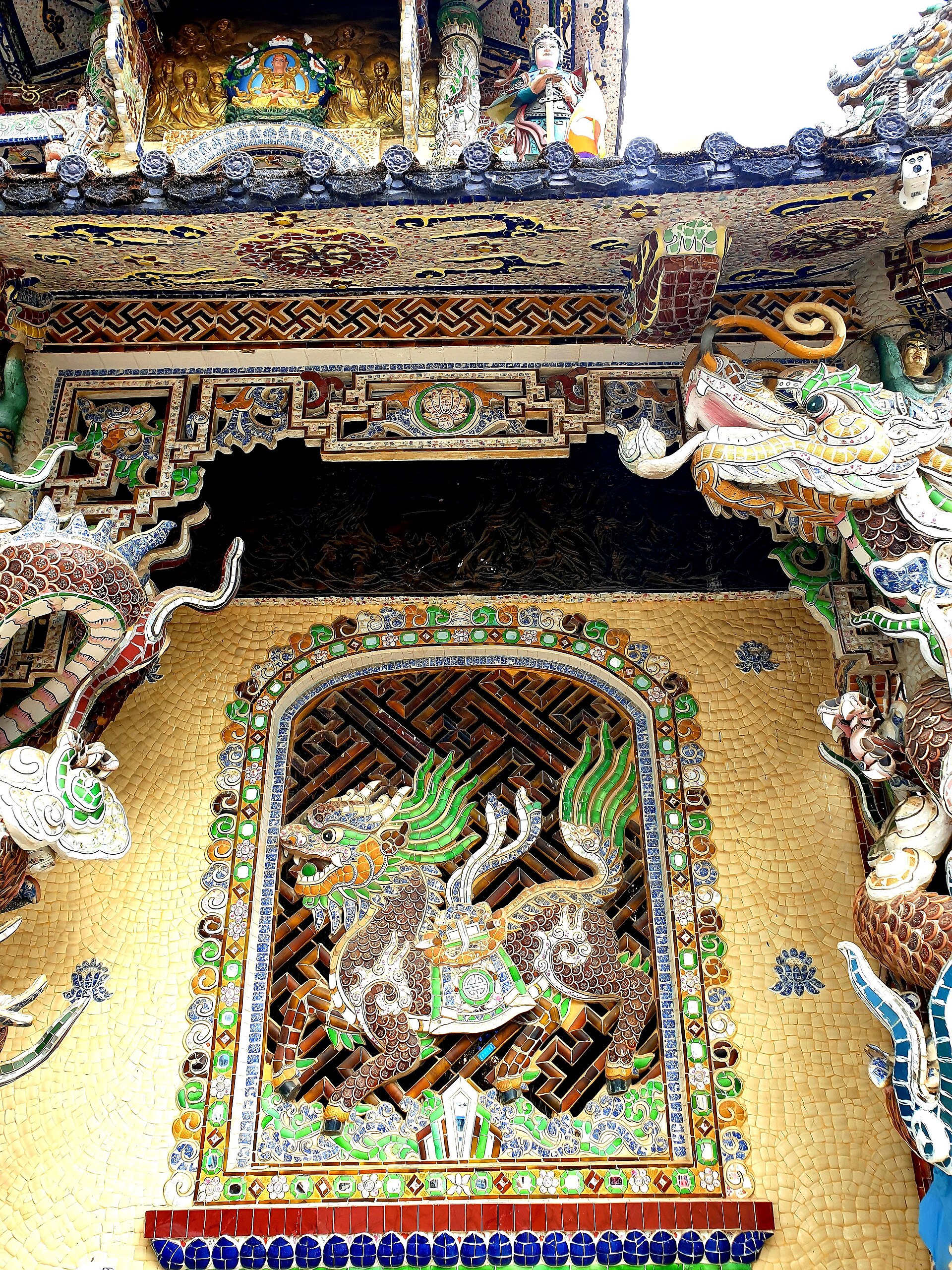 Chùa Linh Phước (Long mã khảm sành sứ) (1)