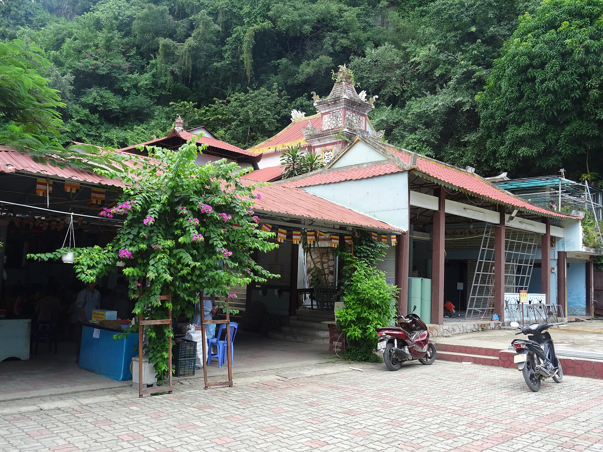 Quan The Am Pagoda Da Nang 1