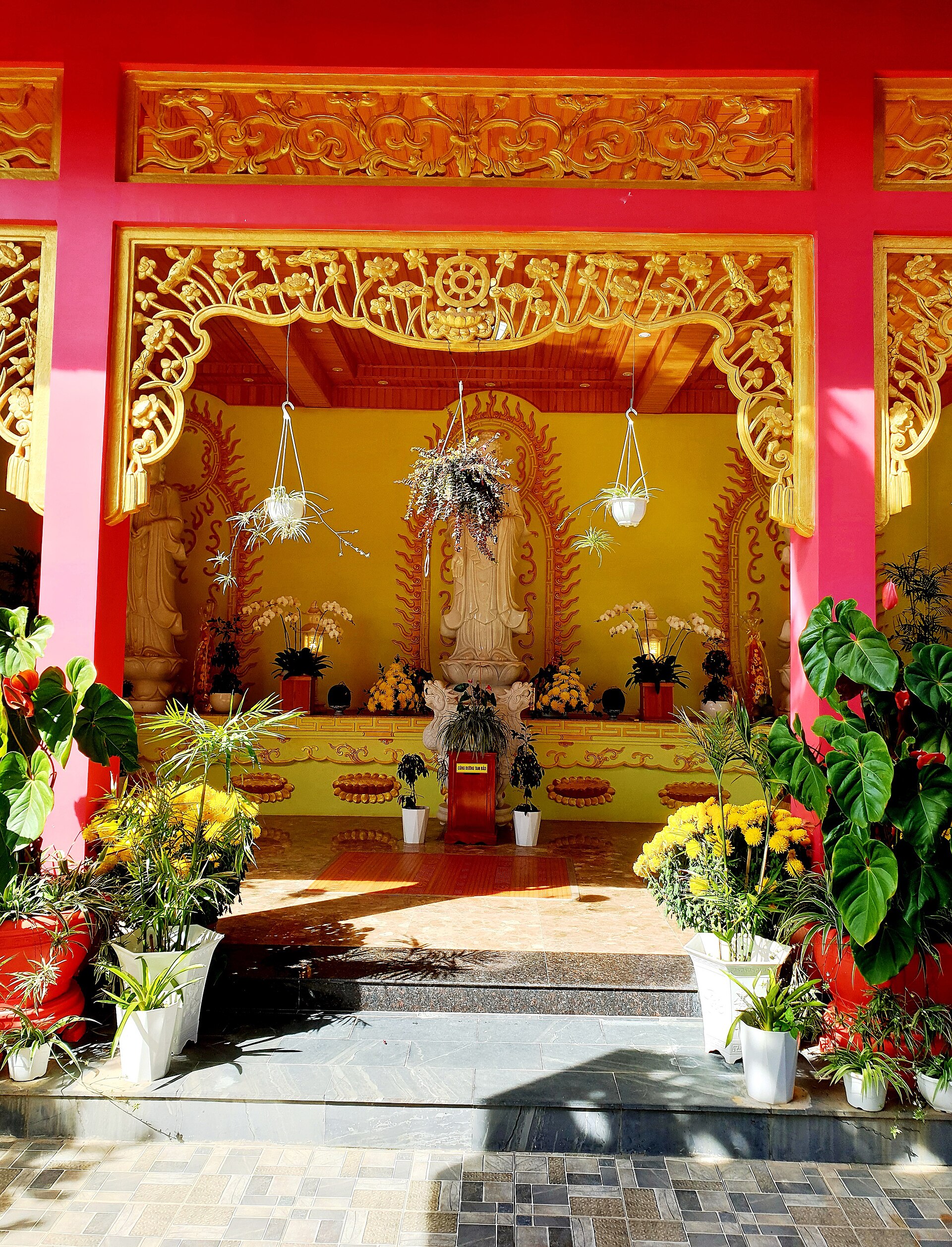 Chùa Linh Quang (Điện thờ Tam Thánh, bao lam) (8)