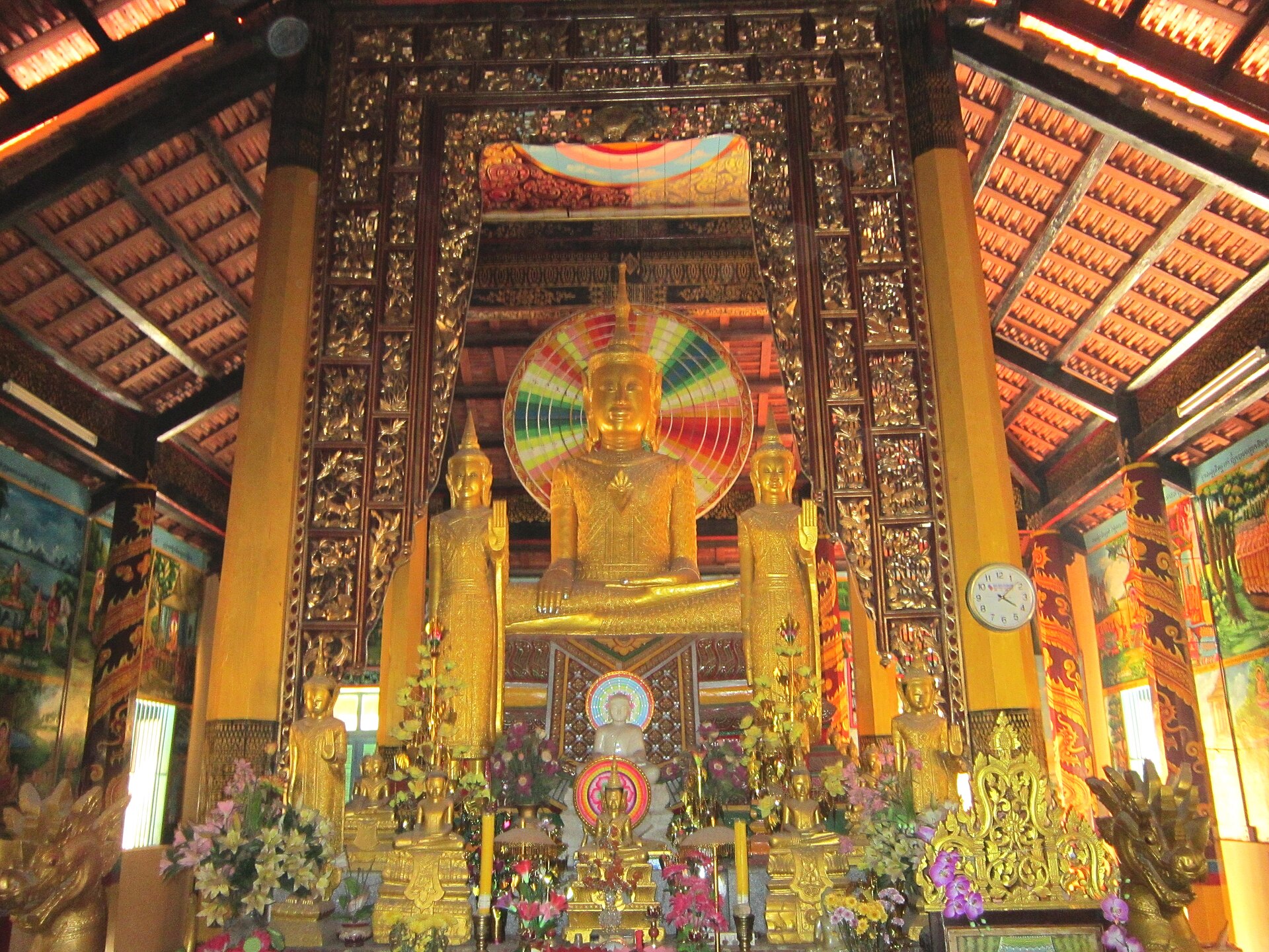 Tượng Phật Thích Ca trong chùa Âng