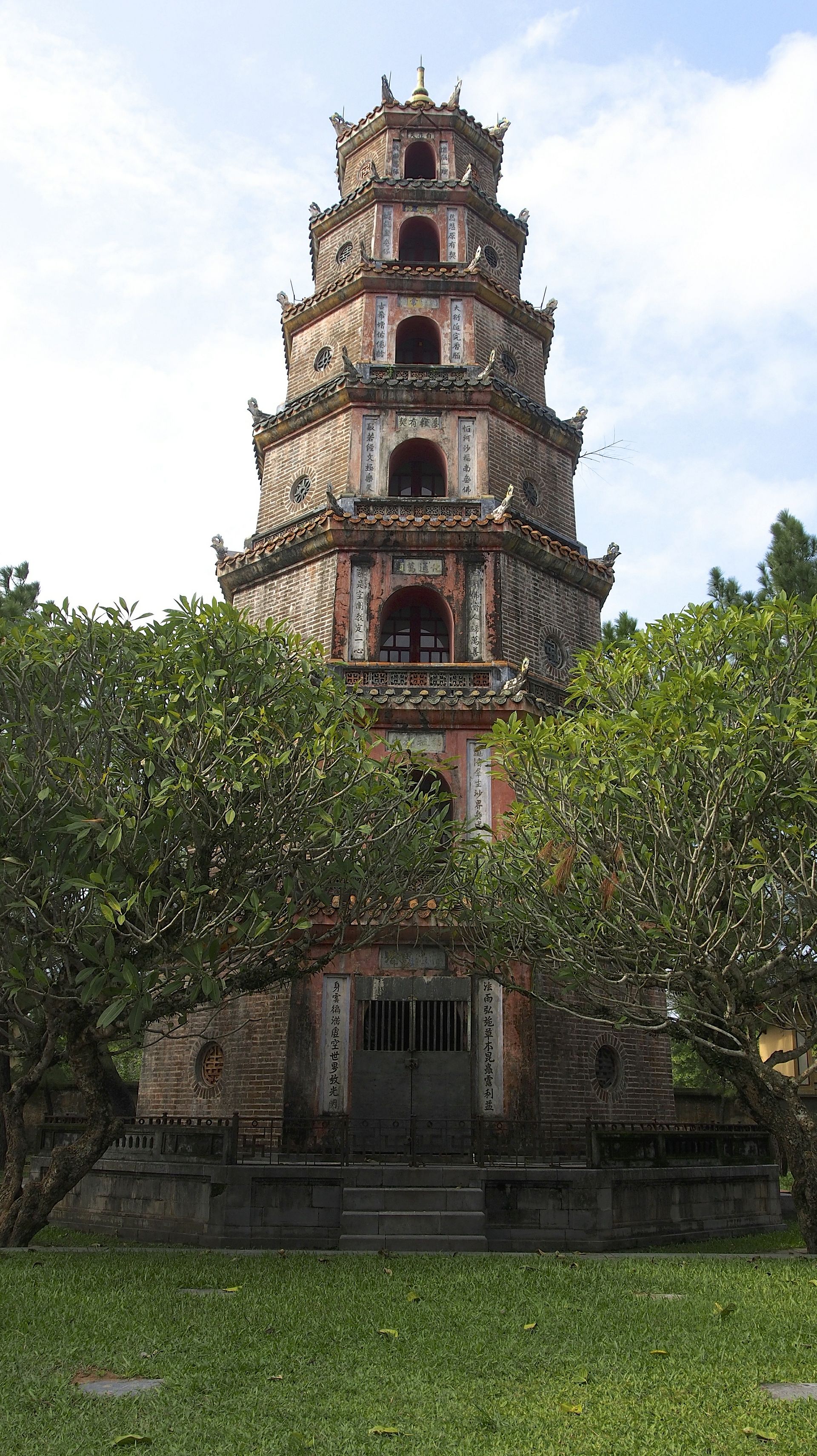 Thiên Mụ Pagoda Hue, Vietnam (12159952963)