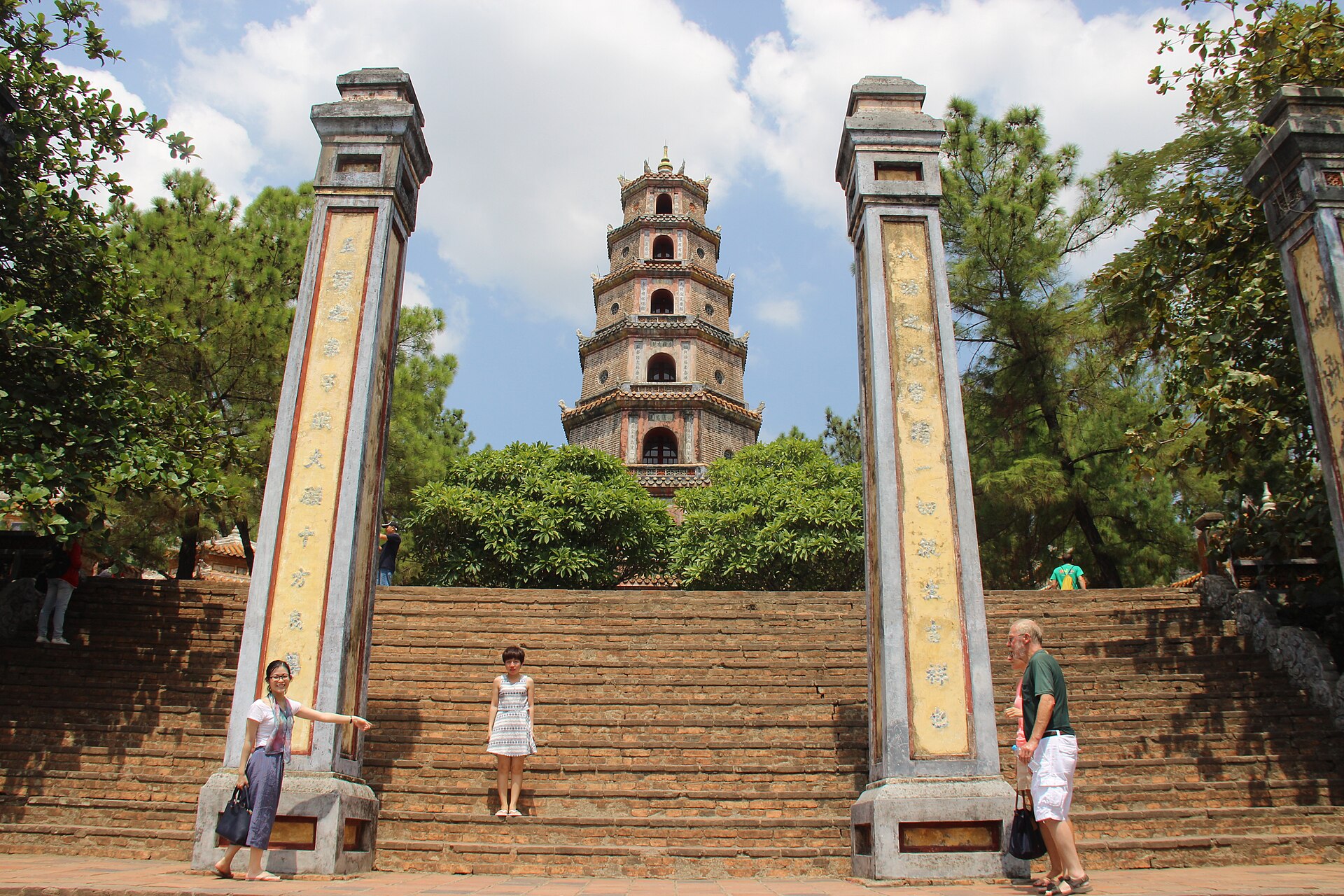 Thien Mu Pagoda, Hue (15250812170)