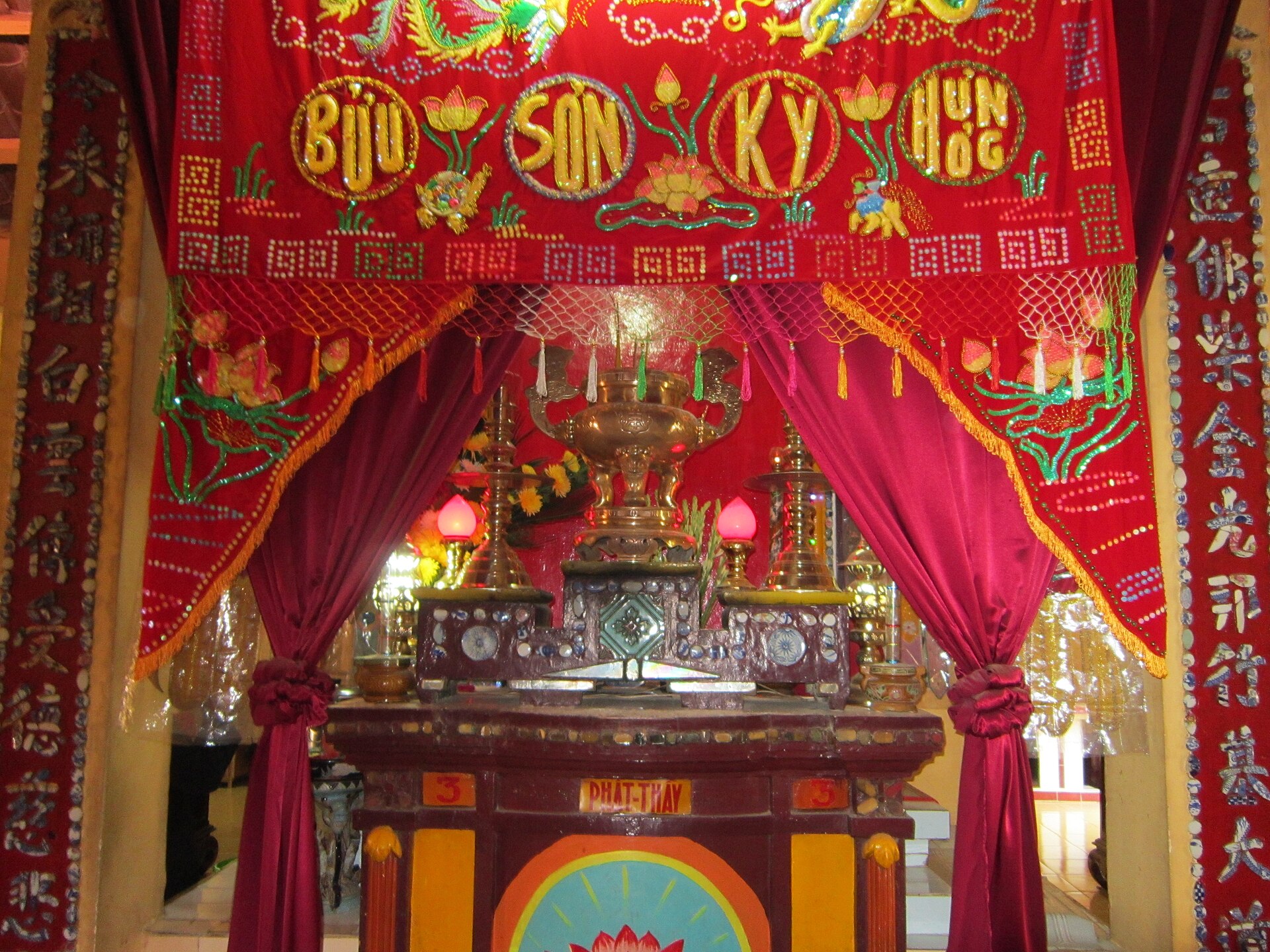 Bàn thờ trong chùa Thới Sơn