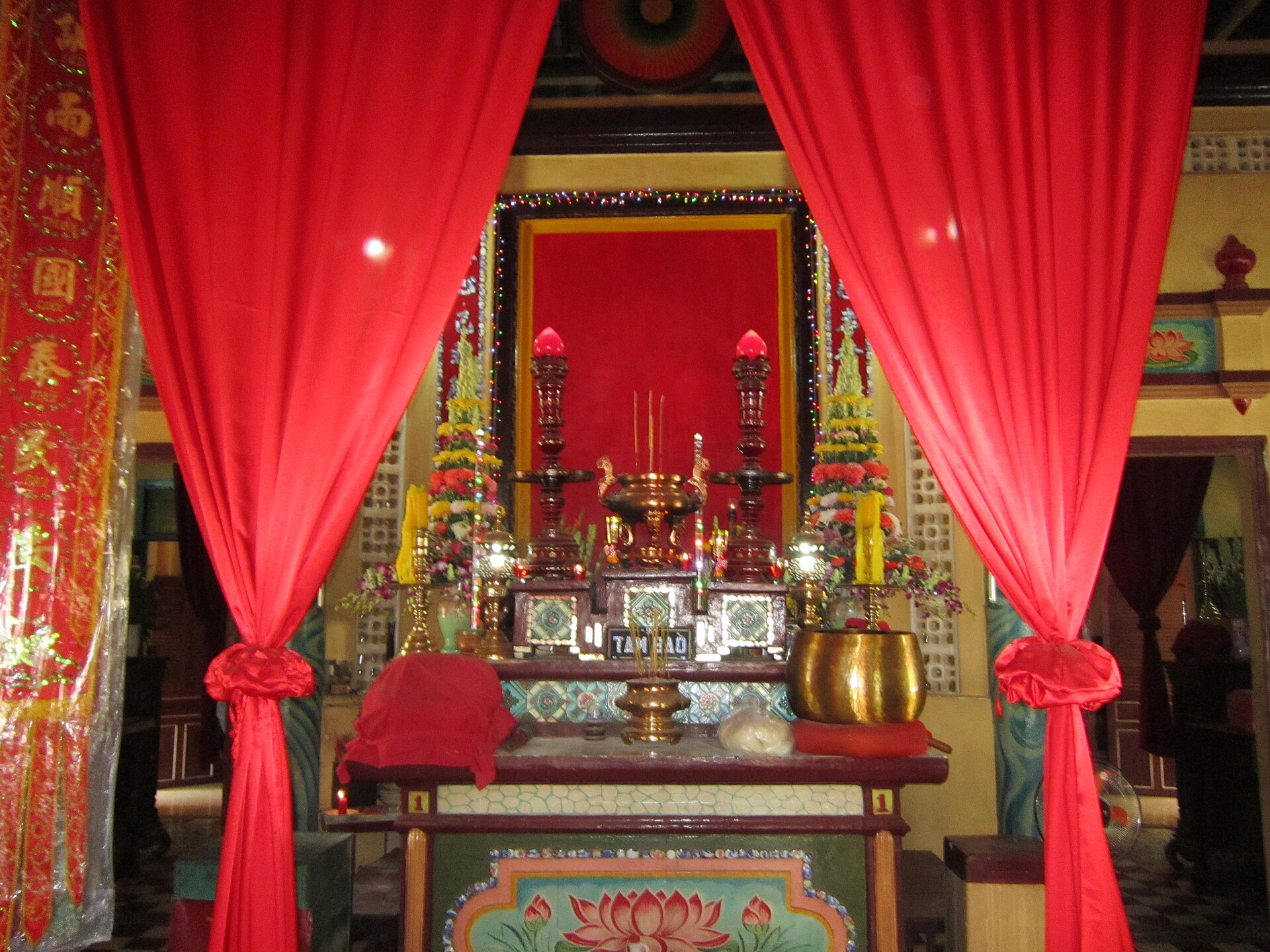 Bàn thờ Tam bảo trong chùa Thới Sơn