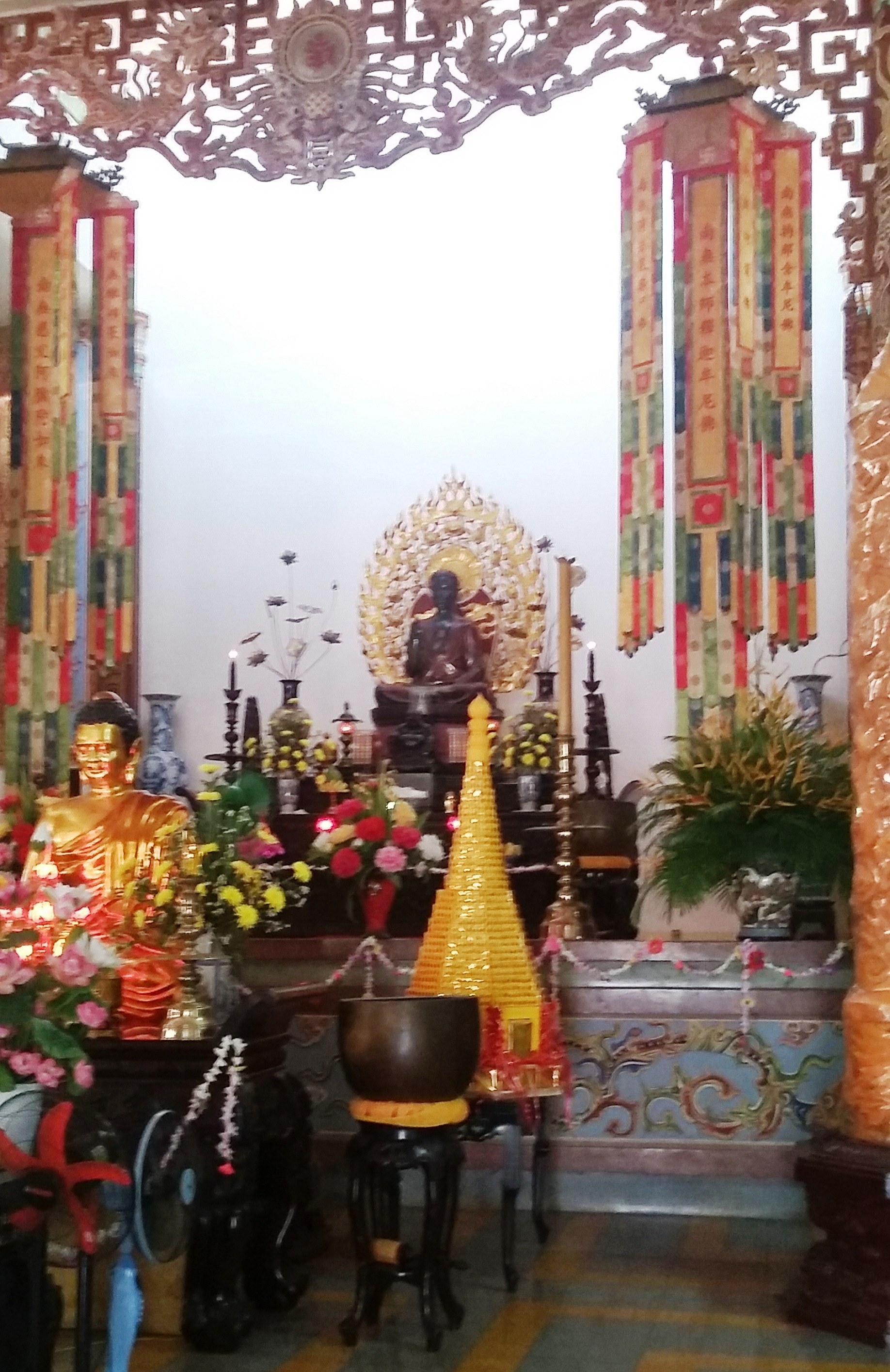Chùa Long Sơn (chùa Phật Trắng), Nha Trang, bên trong ngày 27 tháng 5 năm 2015 (13)