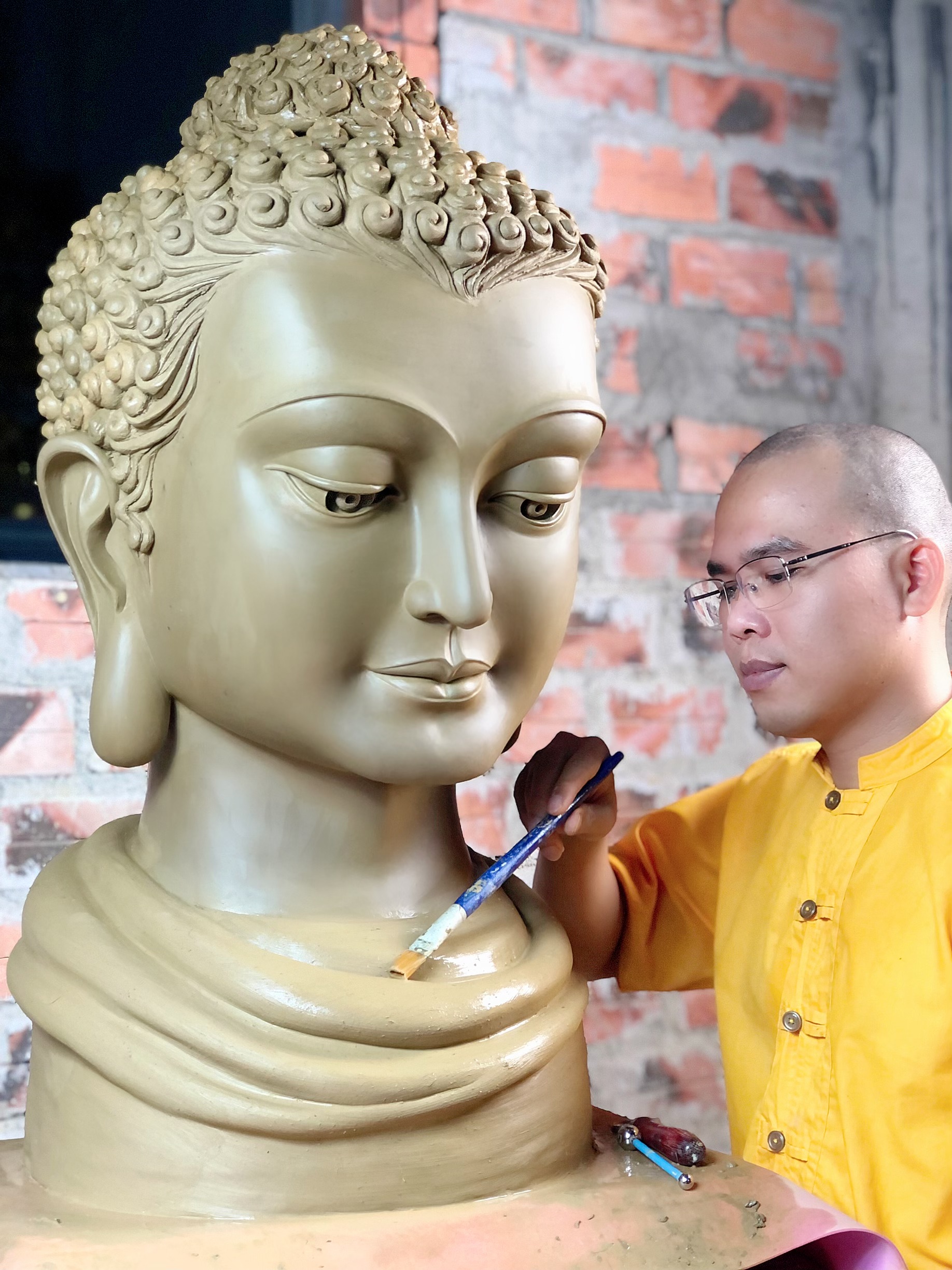 Thich Trung Hieu tu tay dieu khac tuong Phat