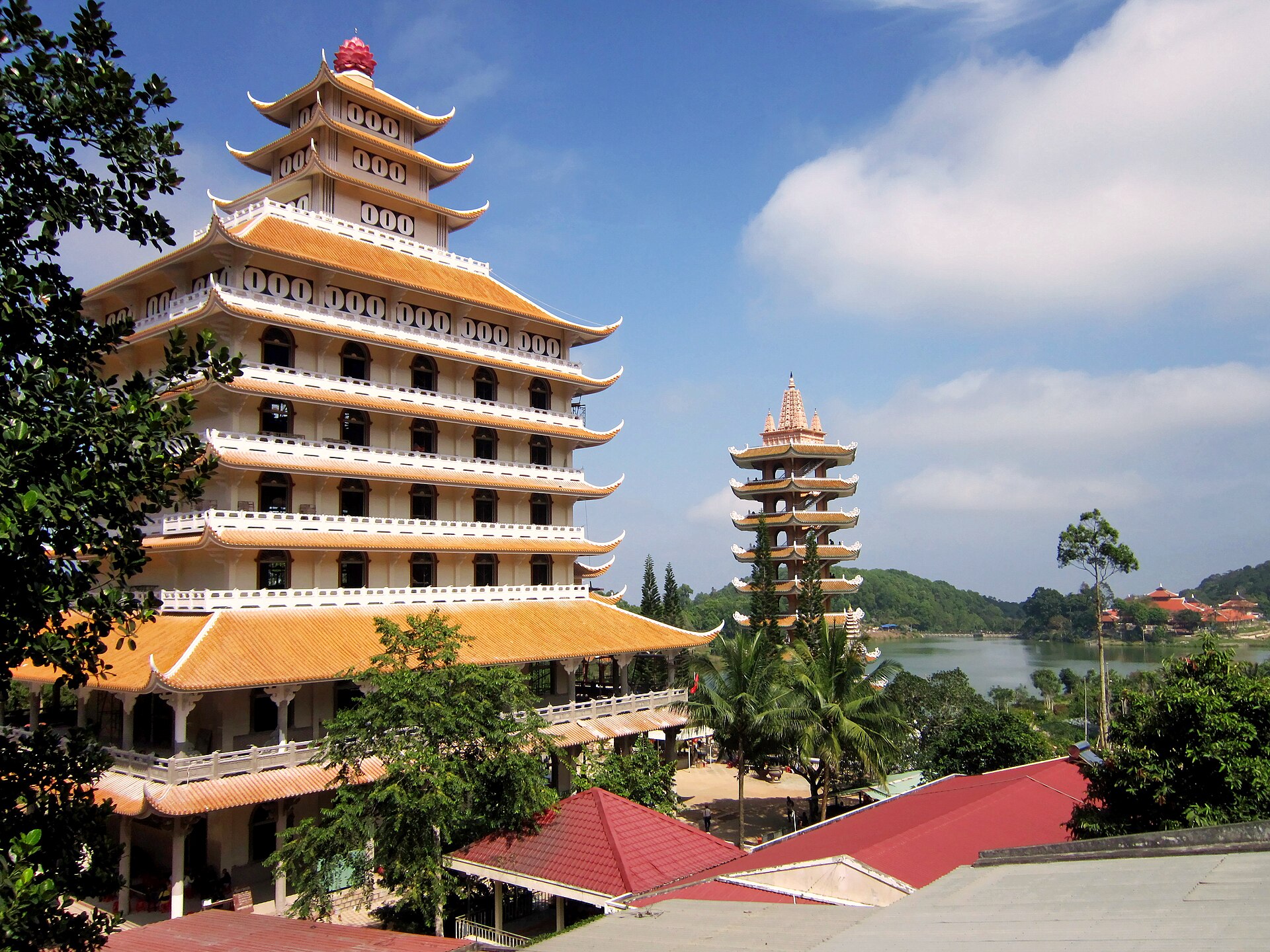Chính điện chùa Vạn Linh