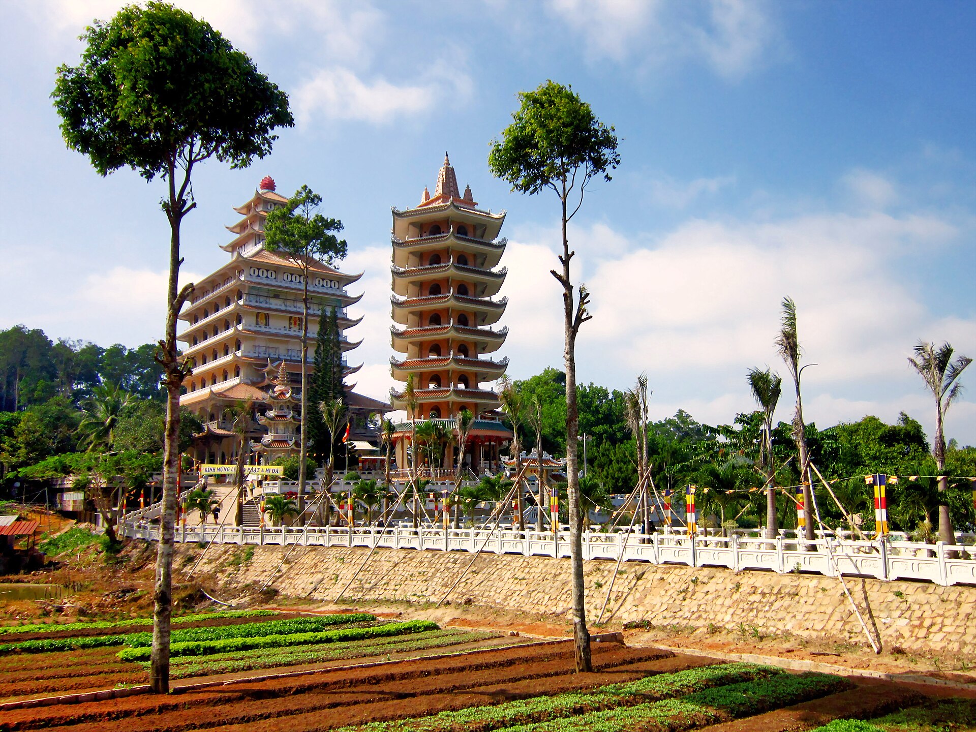 Chùa Vạn Linh trên đỉnh núi Cấm