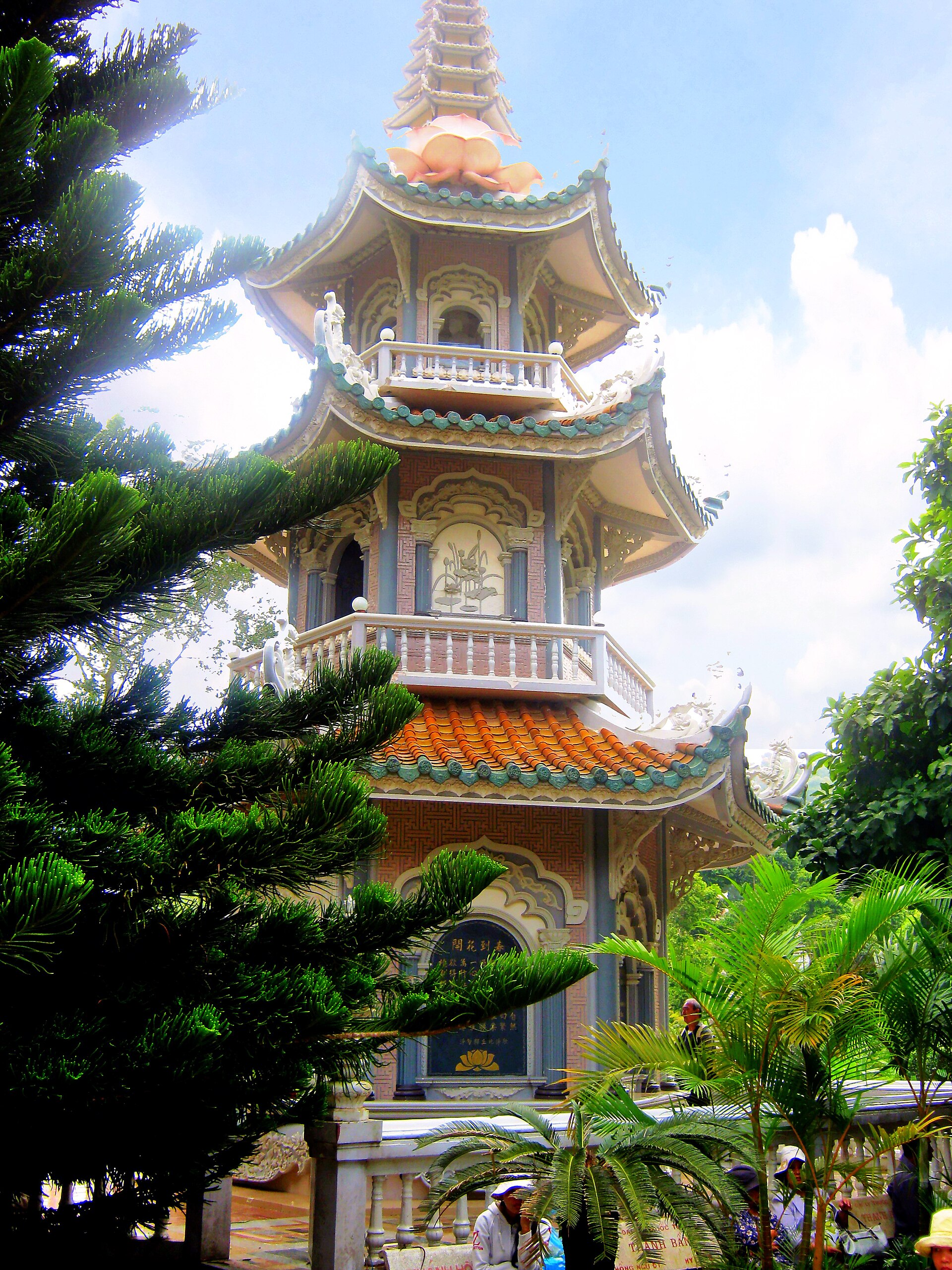 Tháp Hòa thượng khai sơn chùa Vạn Linh