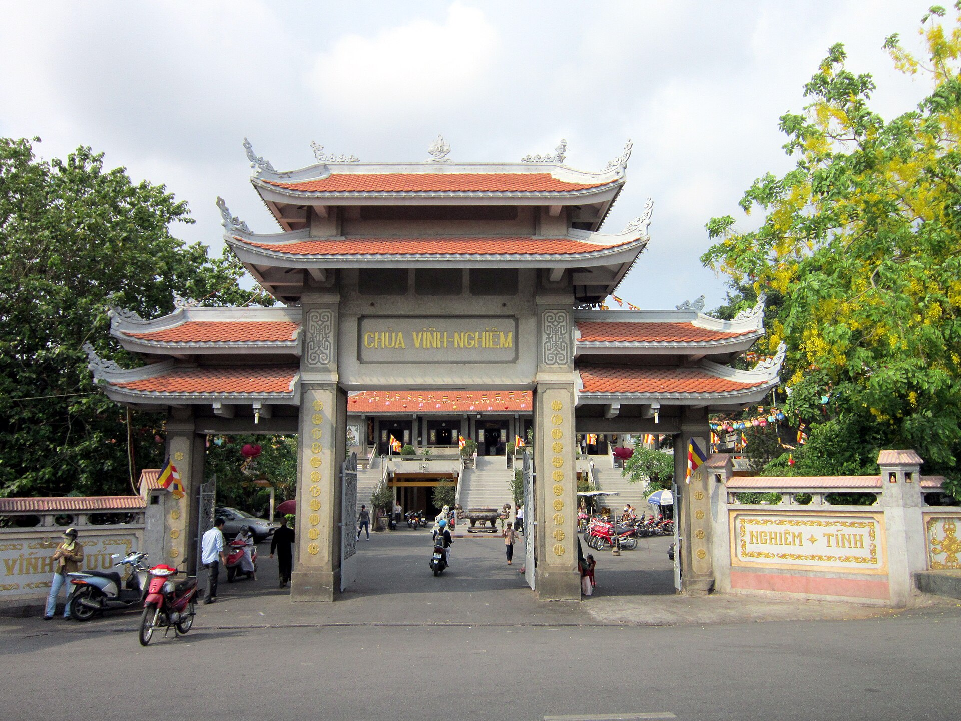 Cổng chùa Vĩnh Nghiêm