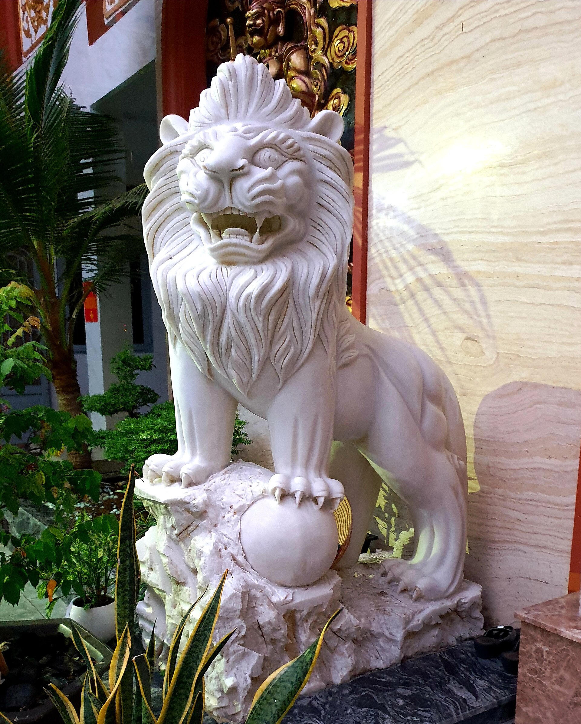 Chùa Hưng Phước, CMT8, Quận 3, tháng 12 năm 2021 (tượng sư tử đá kiểu Tây) (6)