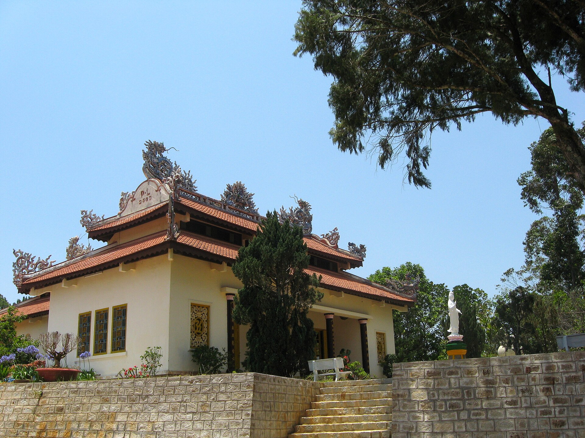 Linh Phong Pagoda 02